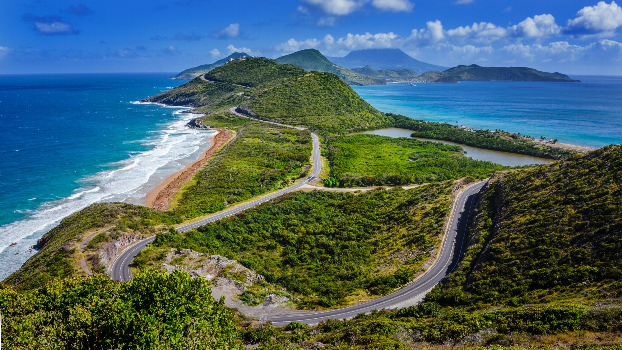 Aufnahme über die Landschaft und Küste der Insel St. Kitts mit der Insel Nevis im Hintergrund. Aufnahme über die Landschaft und Küste der Insel St. Kitts mit der Insel Nevis im Hintergrund.