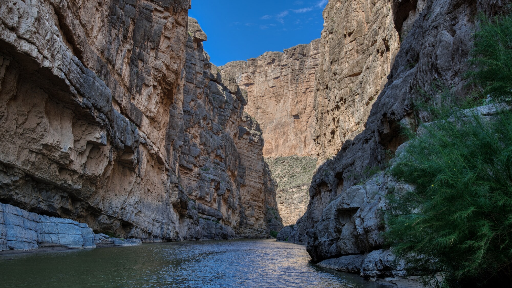 Navigate Big Bend National Park and the Santa Elena Canyon Canyon in Texas, durch den der Rio Grande fließt.