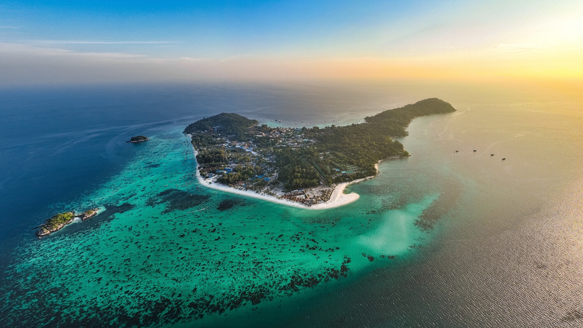 Luftaufnahme der thailändischen Insel Koh Lipe. Luftaufnahme der thailändischen Insel Koh Lipe.