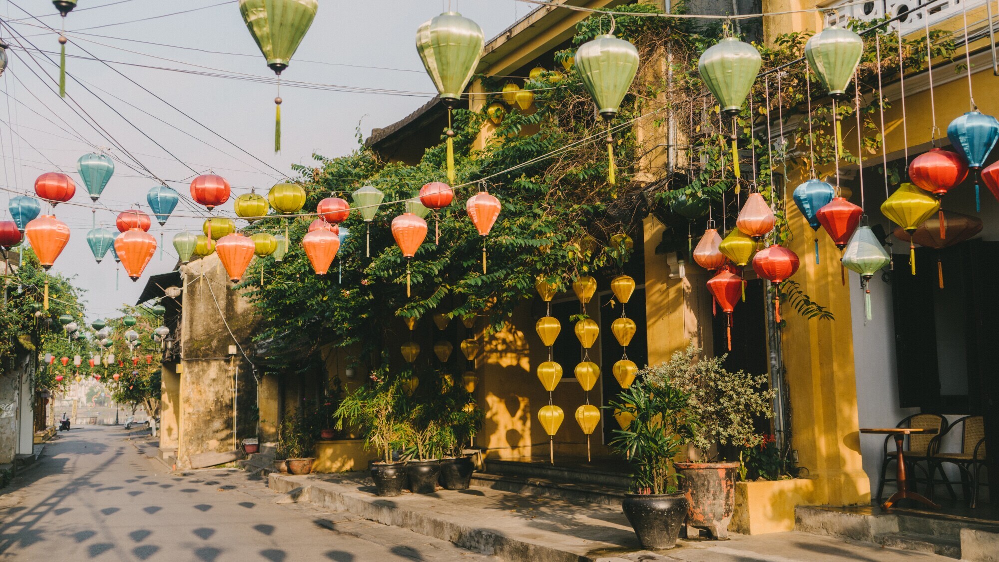 Straße im vietnamesischen Hoi An, die mit bunten Laternen geschmückt ist