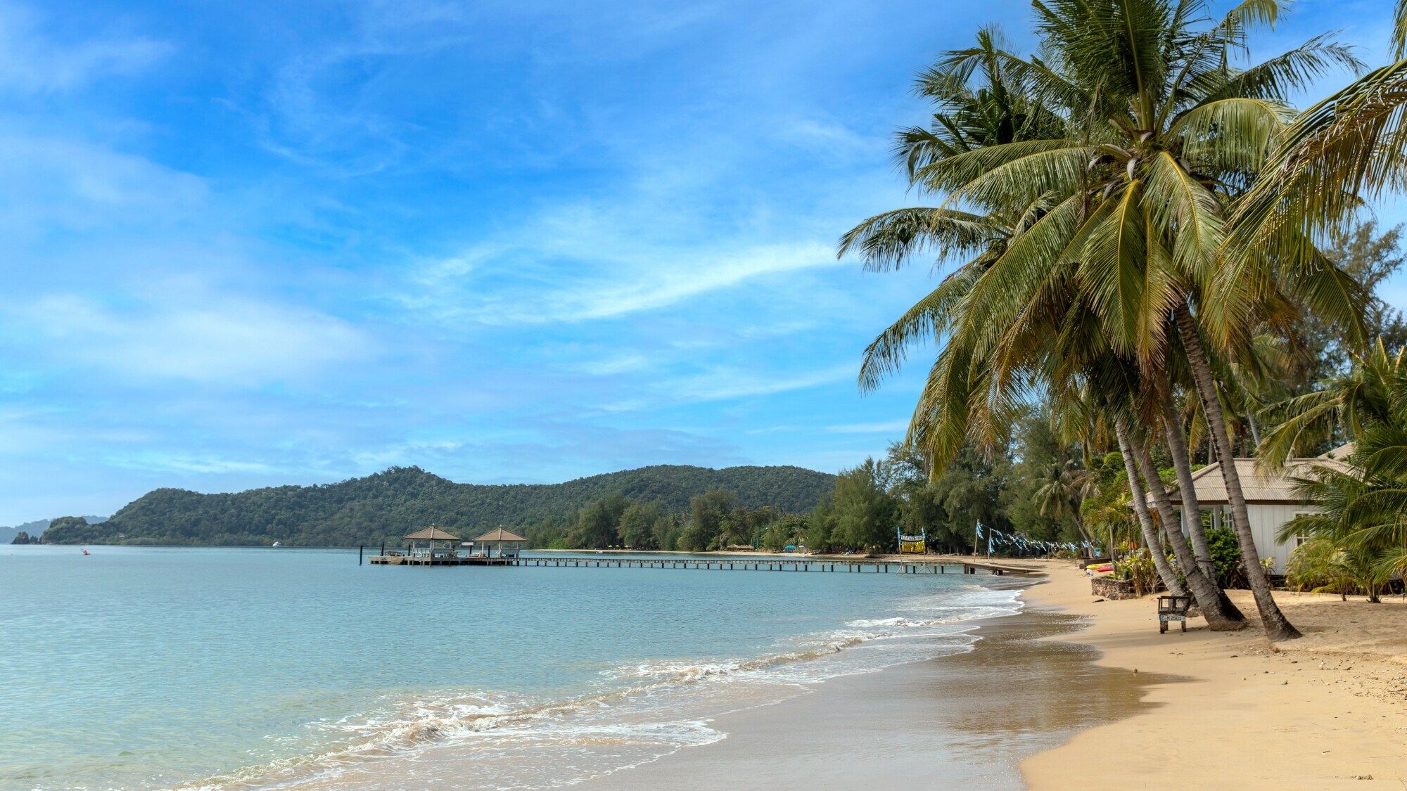 Strandabschnitt der Insel Koh Mak mit Palmen.