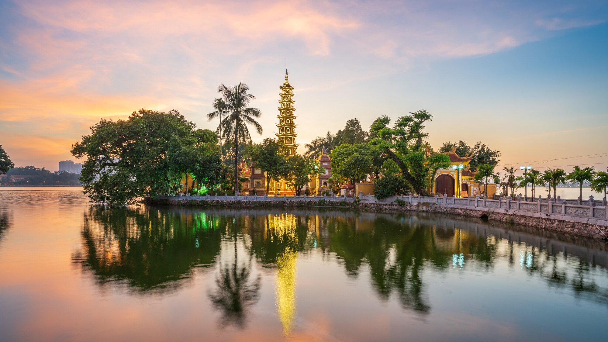 Panoramaaufnahme einer Pagode in Hanoi.