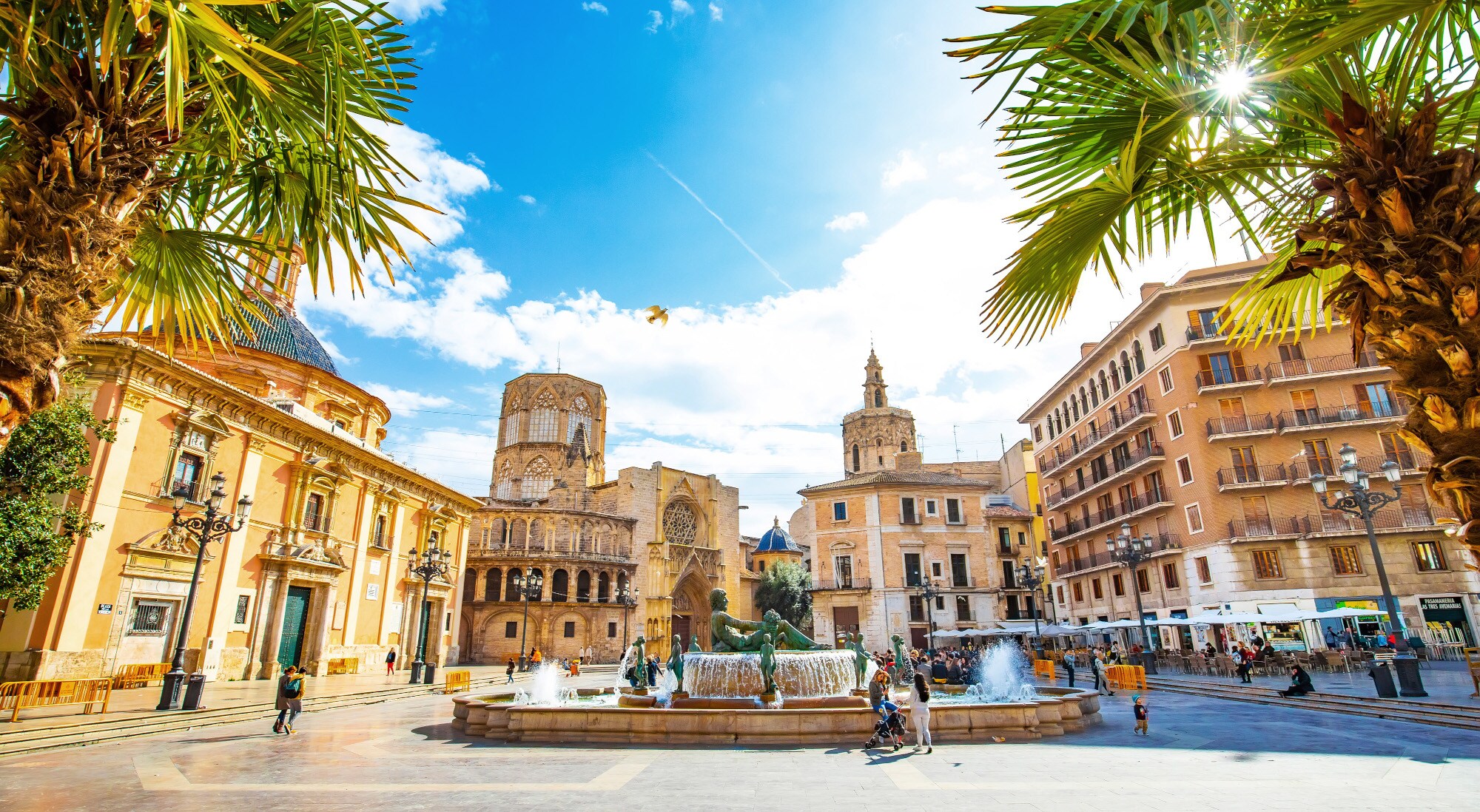 Mediterraner Platz mit Springbrunnen und Kathedrale in der Altstadt Valencias bei Sonnenschein. Mediterraner Platz mit Springbrunnen und Kathedrale in der Altstadt Valencias bei Sonnenschein.