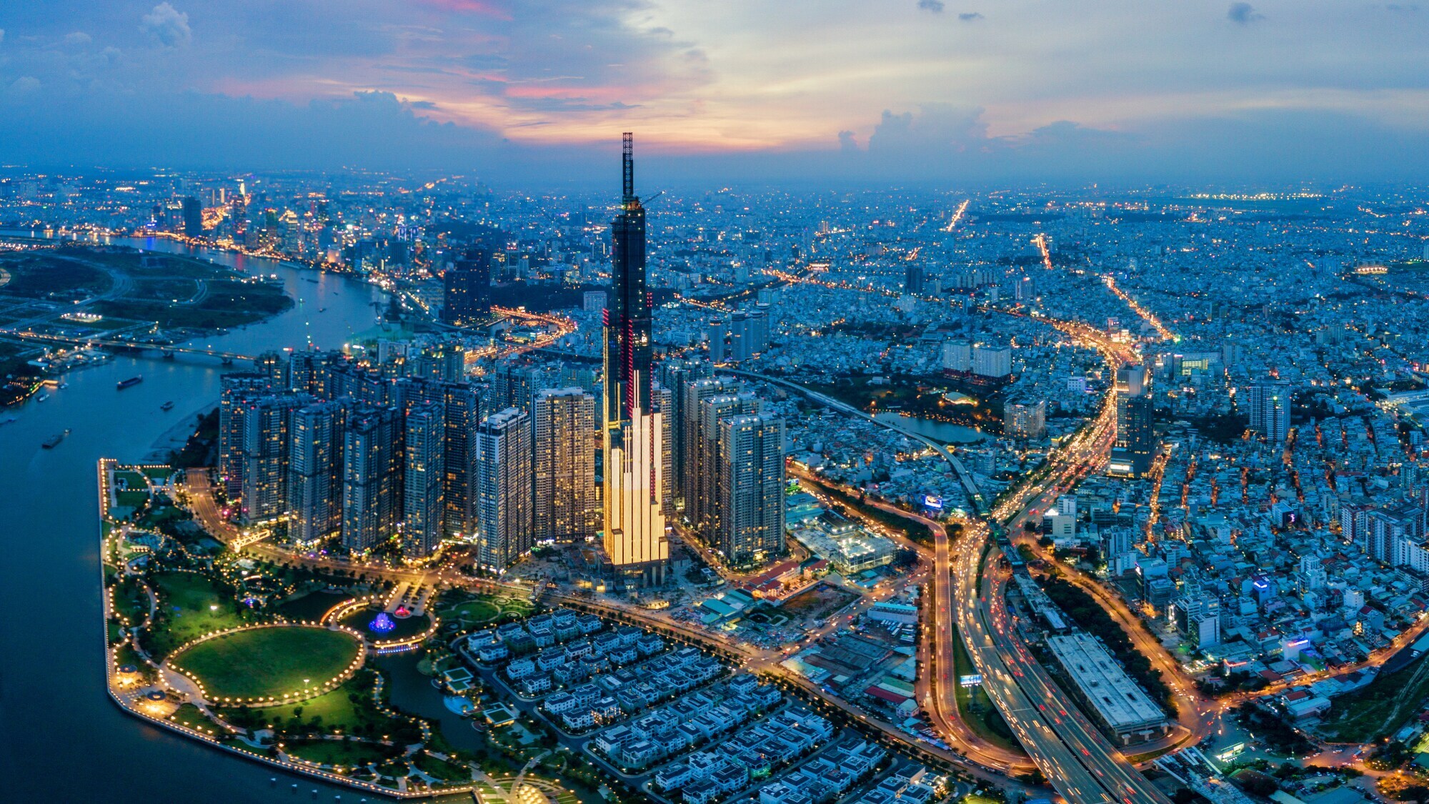 Luftaufnahme von Ho-Chi-Minh-Stadt bei Sonnenuntergang.