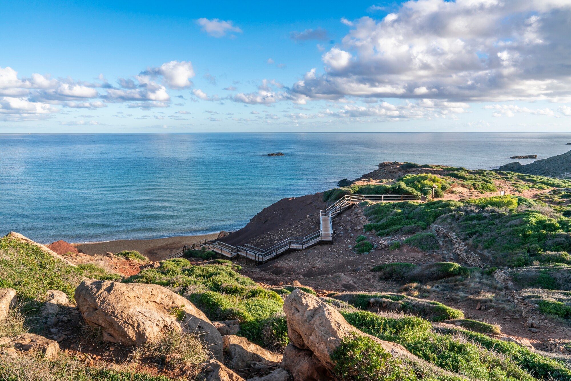 Wanderweg über Felsen direkt am Meer