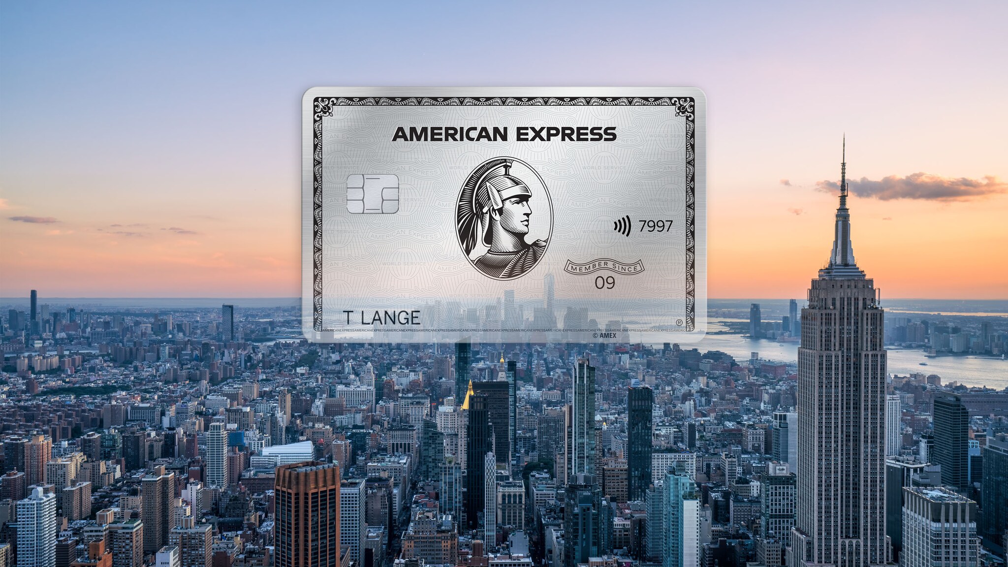 Fotocollage einer silbernen American Express Kreditkarte vor der Skyline von New York City. Fotocollage einer silbernen American Express Kreditkarte vor der Skyline von New York City.