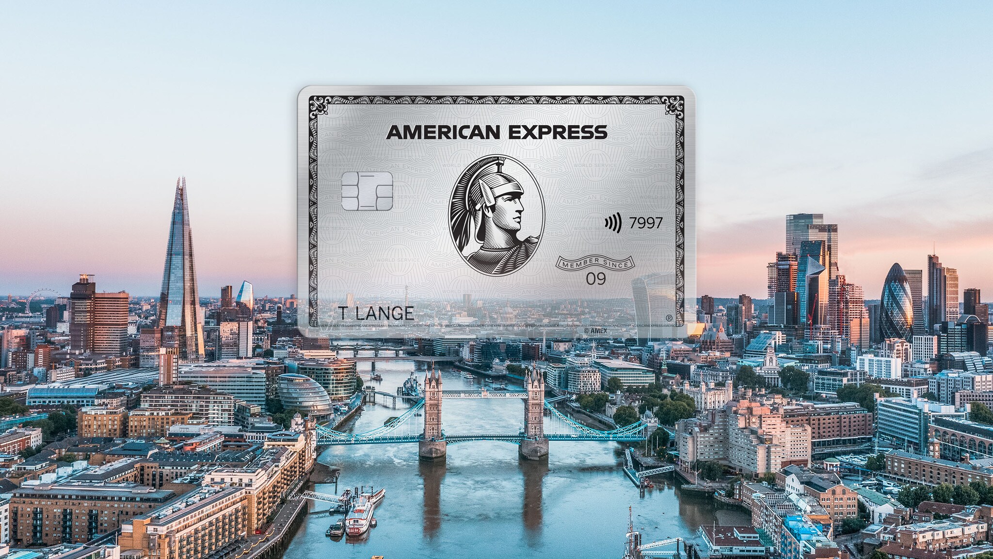 Fotocollage einer silbernen American Express Kreditkarte vor der Skyline von London Fotocollage einer silbernen American Express Kreditkarte vor der Skyline von London
