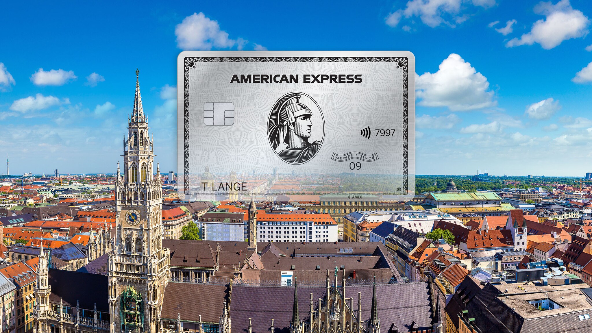 Fotomontage einer silbernen Kreditkarte von American Express vor dem Stadtpanorama von München Fotomontage einer silbernen Kreditkarte von American Express vor dem Stadtpanorama von München