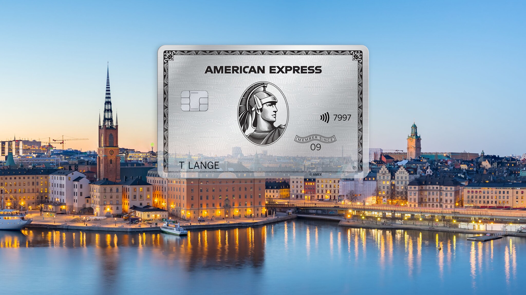 Freisteller einer Platinum Card von American Express vor der abendlich erleuchteten Skyline von Stockholm. Freisteller einer Platinum Card von American Express vor der abendlich erleuchteten Skyline von Stockholm.