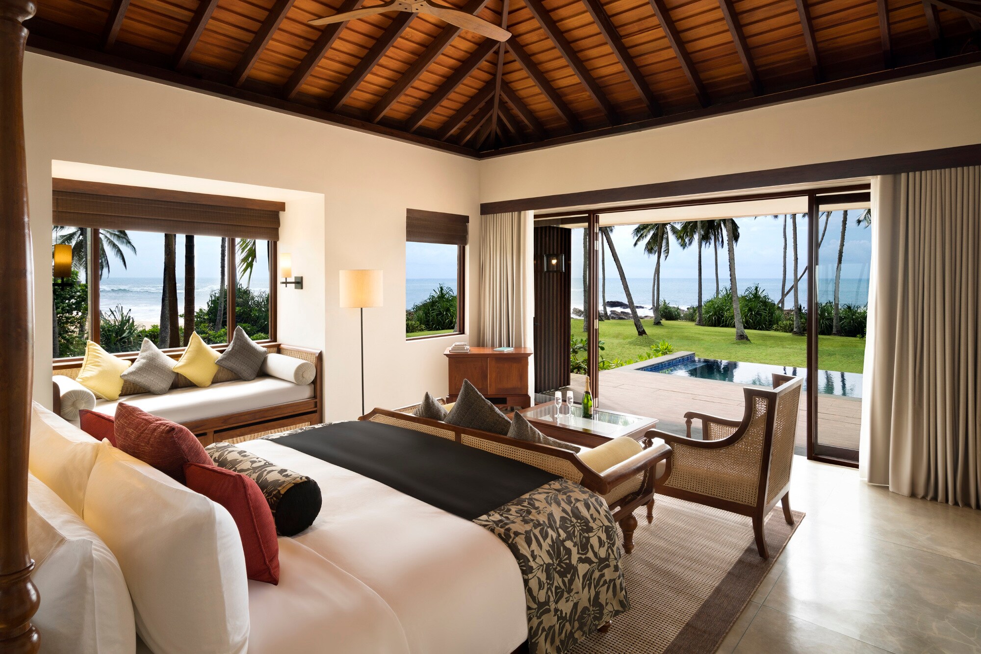 Elegante Hotelsuite im Bungalow-Stil mit eigenem Pool in tropischer Umgebung am Meer. Elegante Hotelsuite im Bungalow-Stil mit eigenem Pool in tropischer Umgebung am Meer.