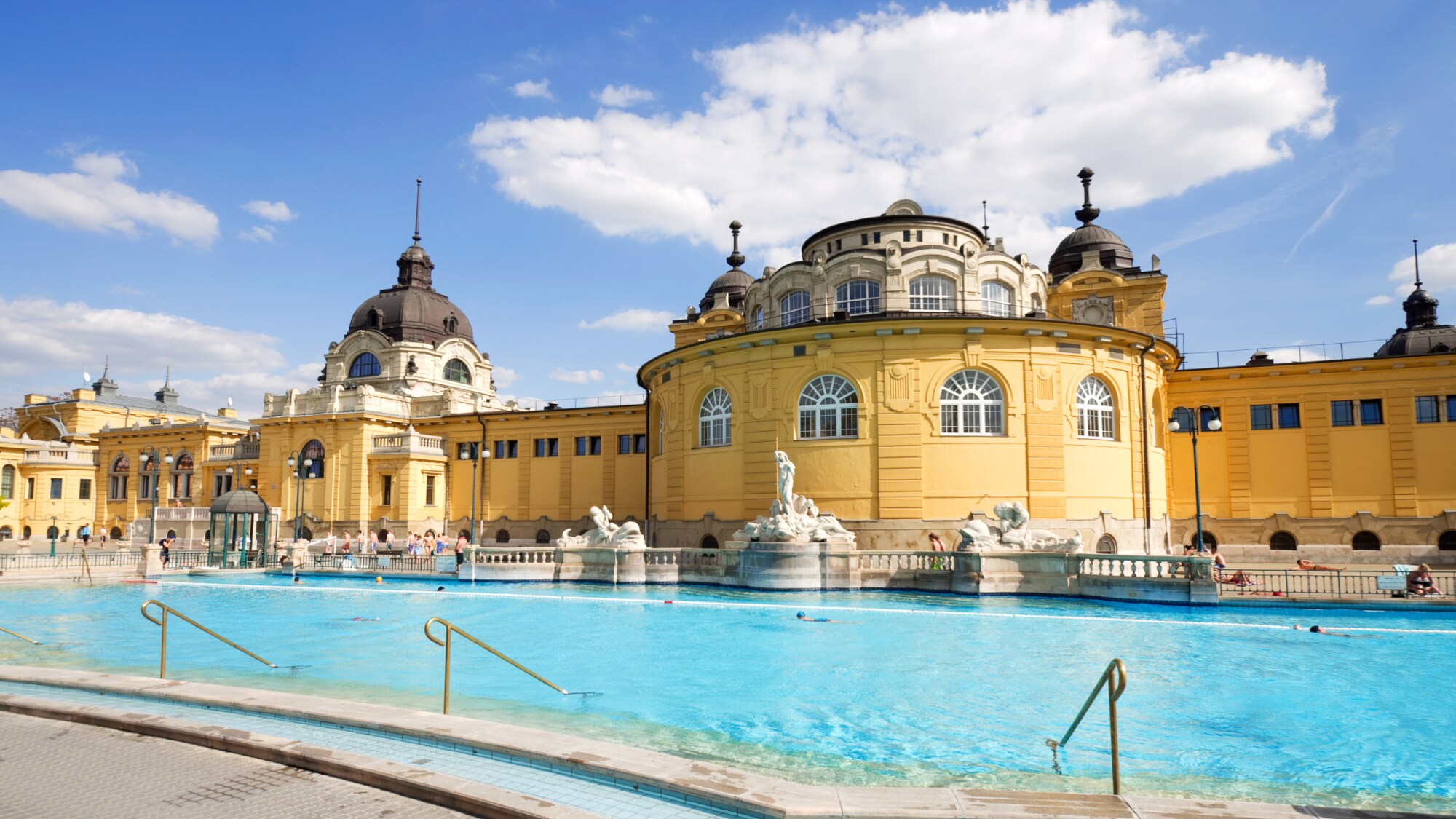 Fassade des Széchenyi-Thermalbads in Budapest, davor ein Schwimmbecken. Fassade des Széchenyi-Thermalbads in Budapest, davor ein Schwimmbecken.