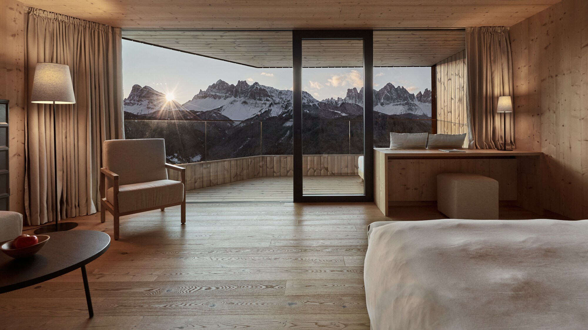 Modern und minimalistisch eingerichtete Suite des FORESTIS Hotels mit Blick auf die Dolomiten.