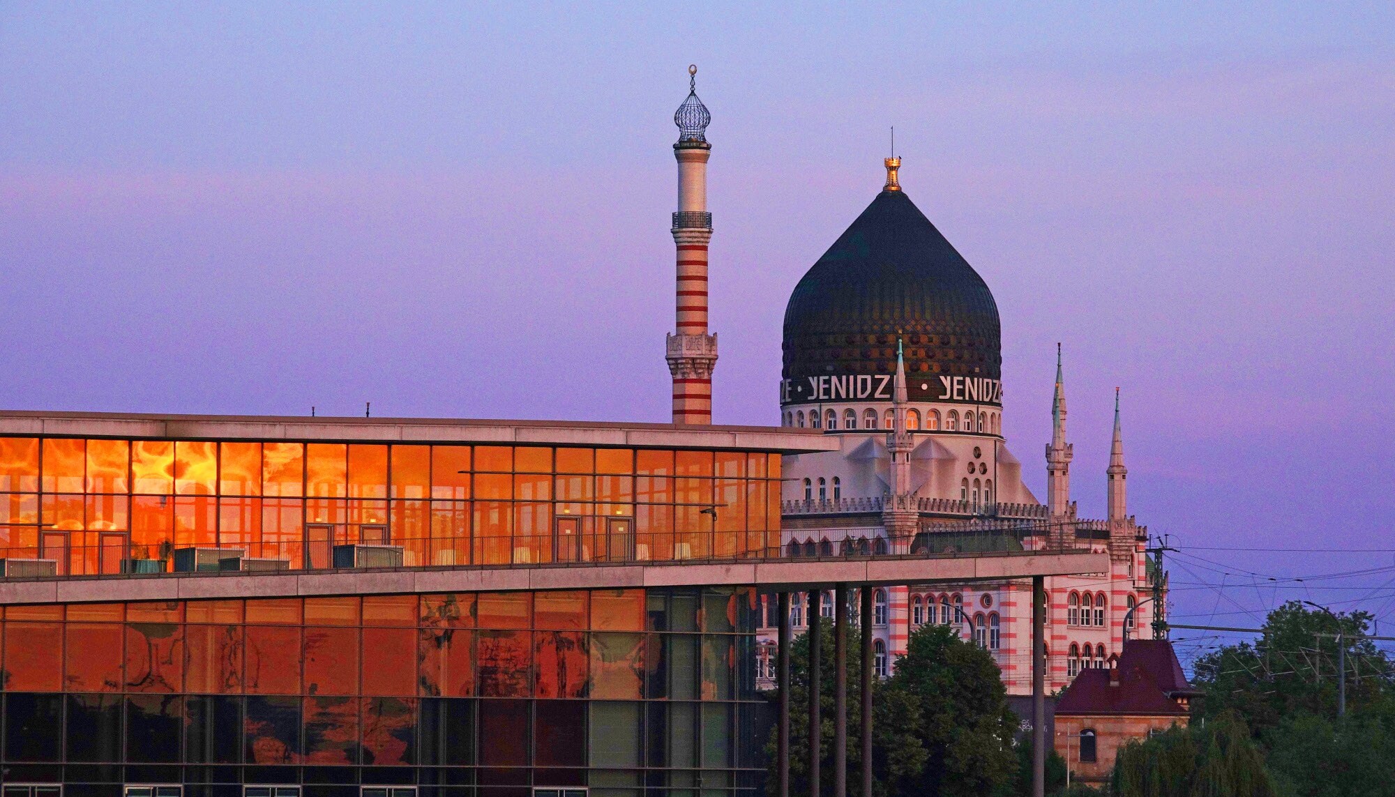 Blick auf die orientalische Architektur der ehemaligen Zigarettenfabrik Yenidze im Abendrot. Blick auf die orientalische Architektur der ehemaligen Zigarettenfabrik Yenidze im Abendrot.