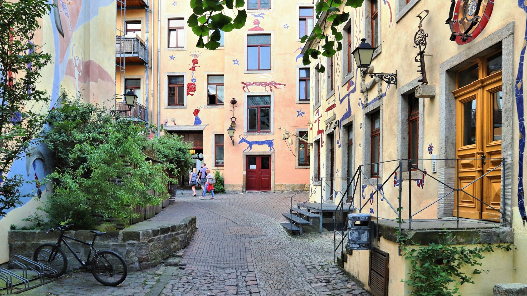 Blick in einen Hinterhof mit kunstvoll gestalteten Hausfassaden. Blick in einen Hinterhof mit kunstvoll gestalteten Hausfassaden.