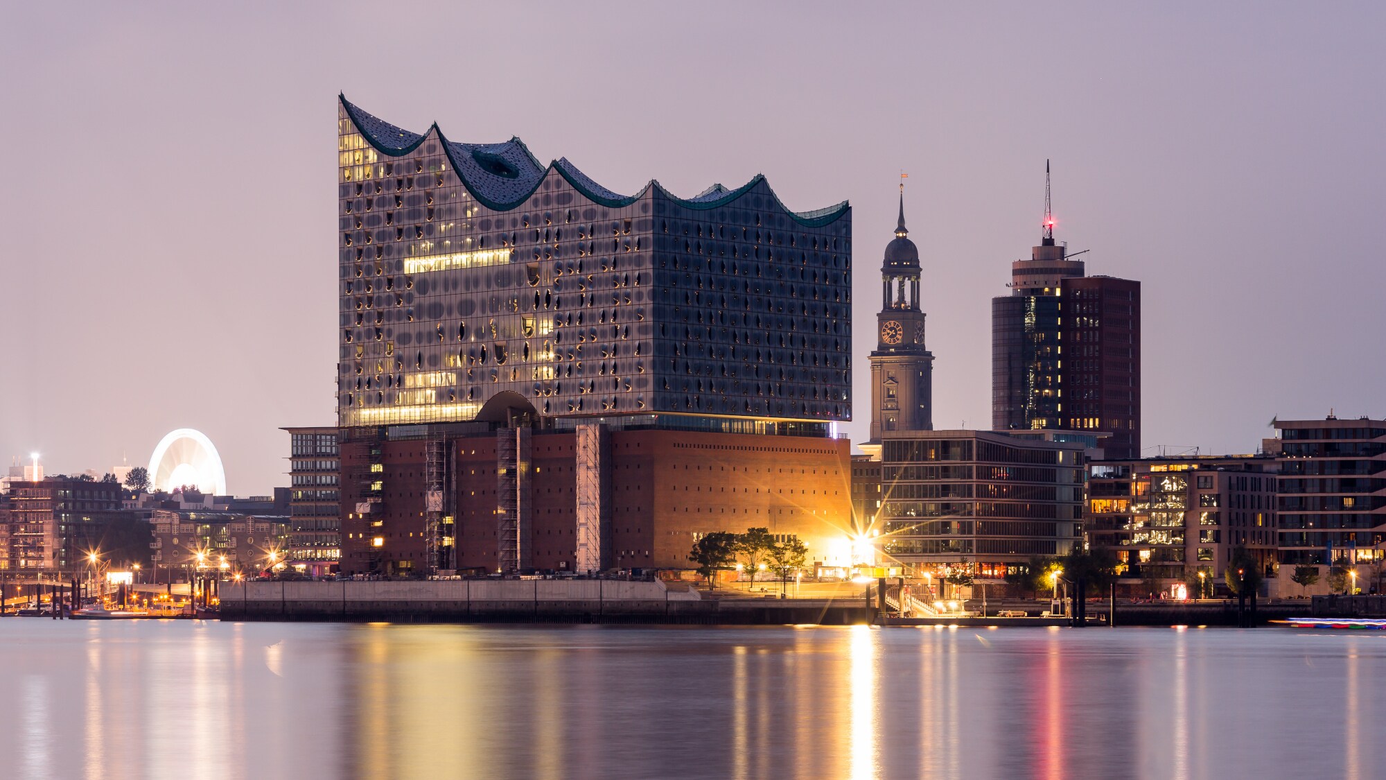 Elbphilharmonie und Kirchturm des Michels in Hamburg bei Dunkelheit. Elbphilharmonie und Kirchturm des Michels in Hamburg bei Dunkelheit.