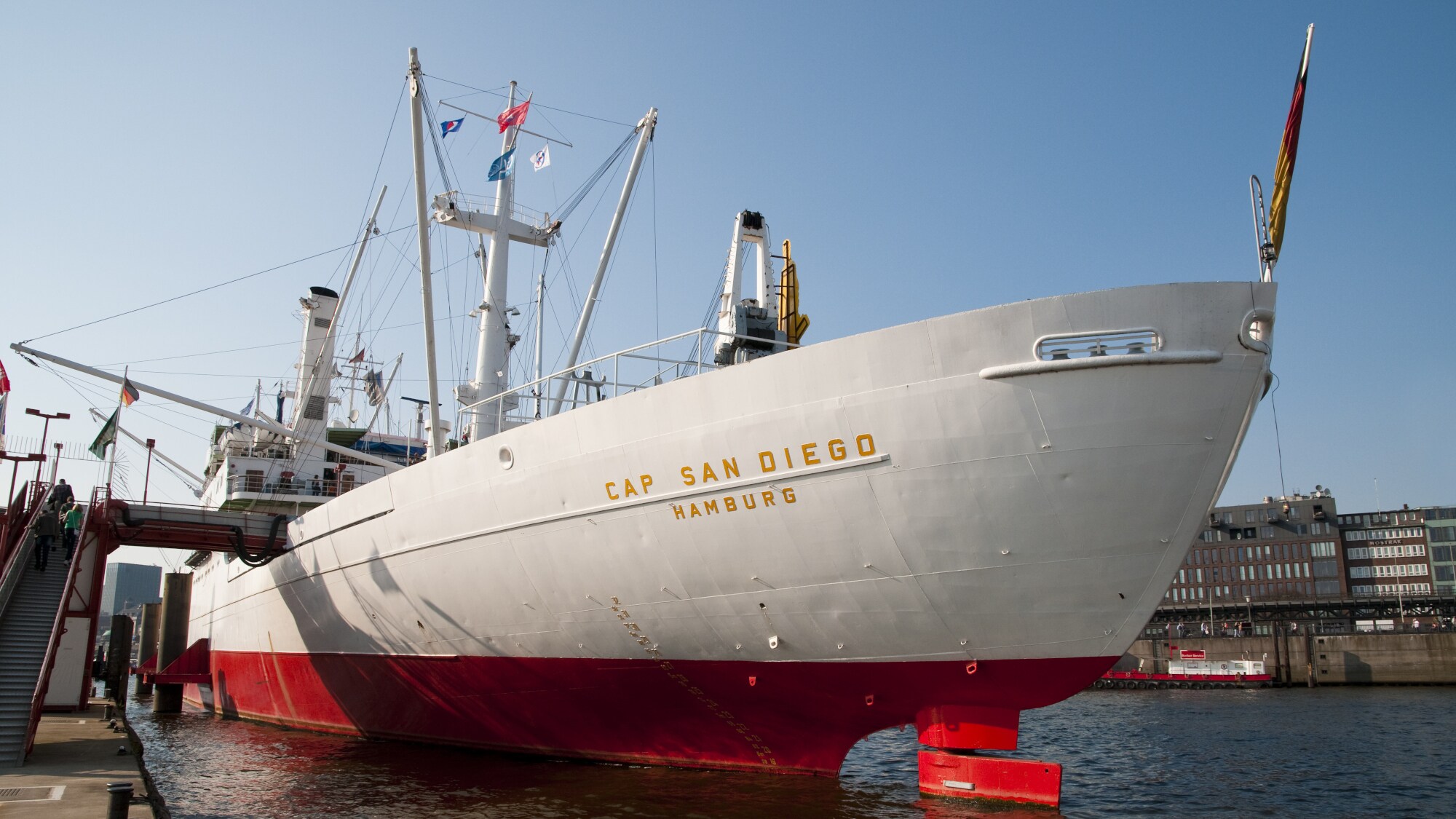 Die Front des weiß-roten Museumschiffs Cap San Diego im Hamburger Hafen. Die Front des weiß-roten Museumschiffs Cap San Diego im Hamburger Hafen.