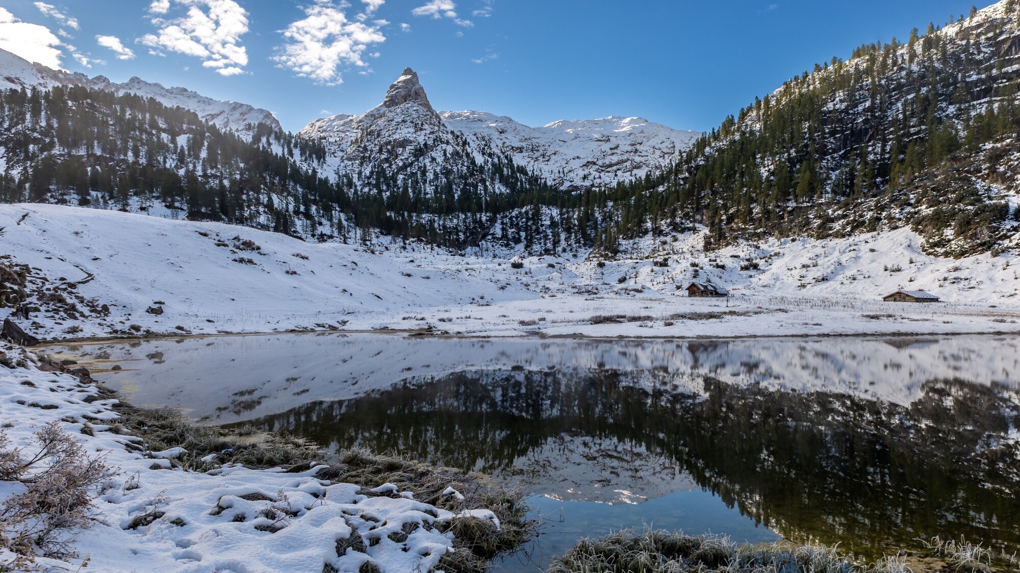 Bergsee mit Gipfelpanorama und Schneelandschaft. Bergsee mit Gipfelpanorama und Schneelandschaft.