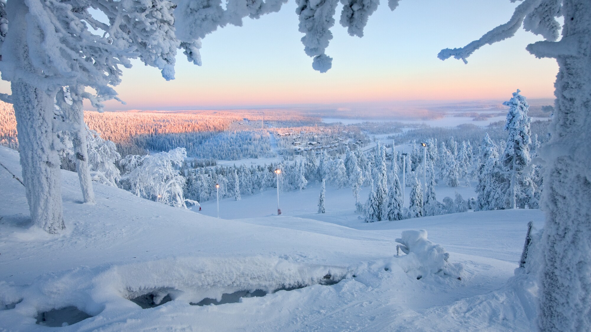 Schneelandschaft in Lappland bei Sonnenuntergang.