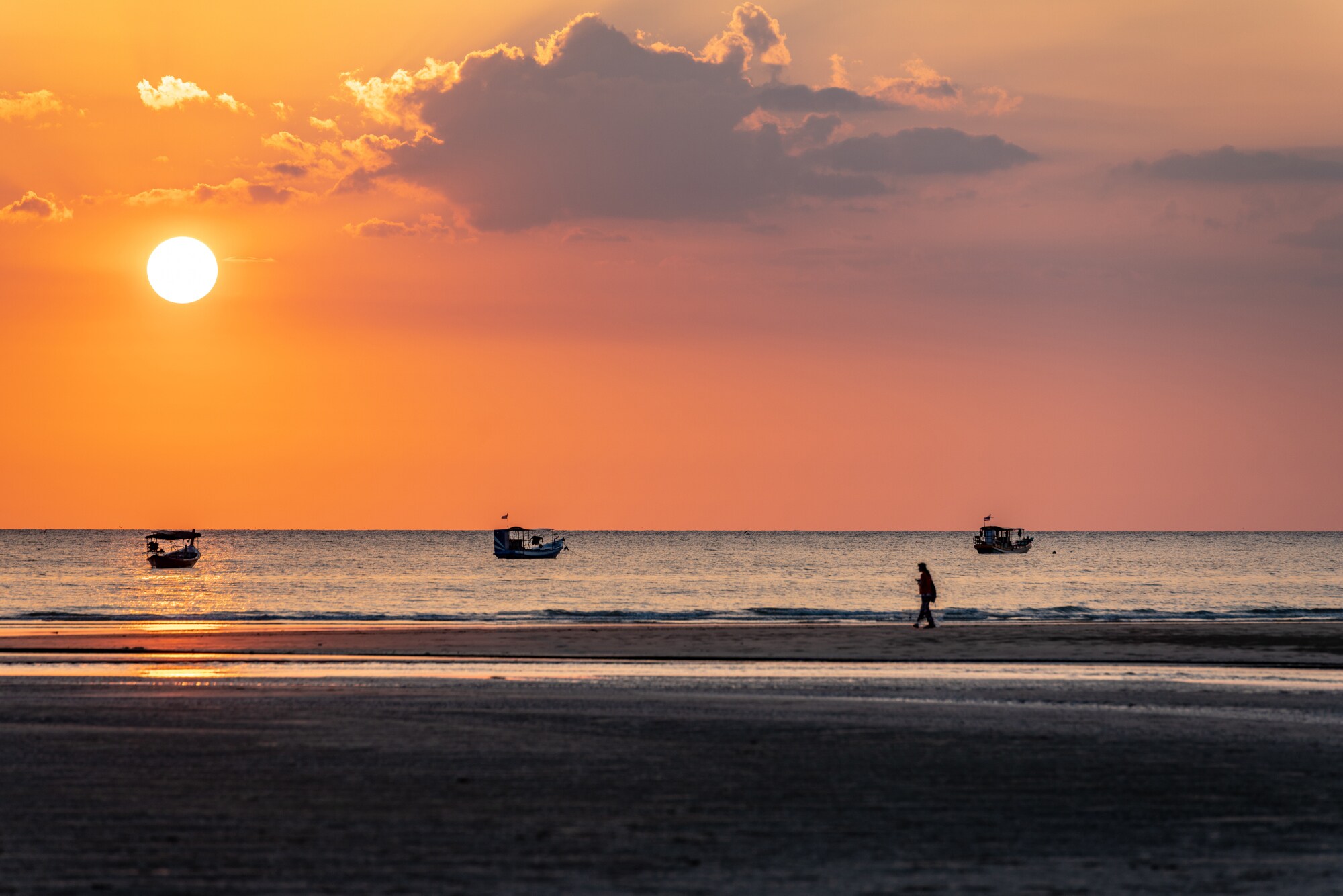 Der Pakarang-Strand auf Khao Lak bei Sonnenuntergang, Boote ankern vor dem Strand.