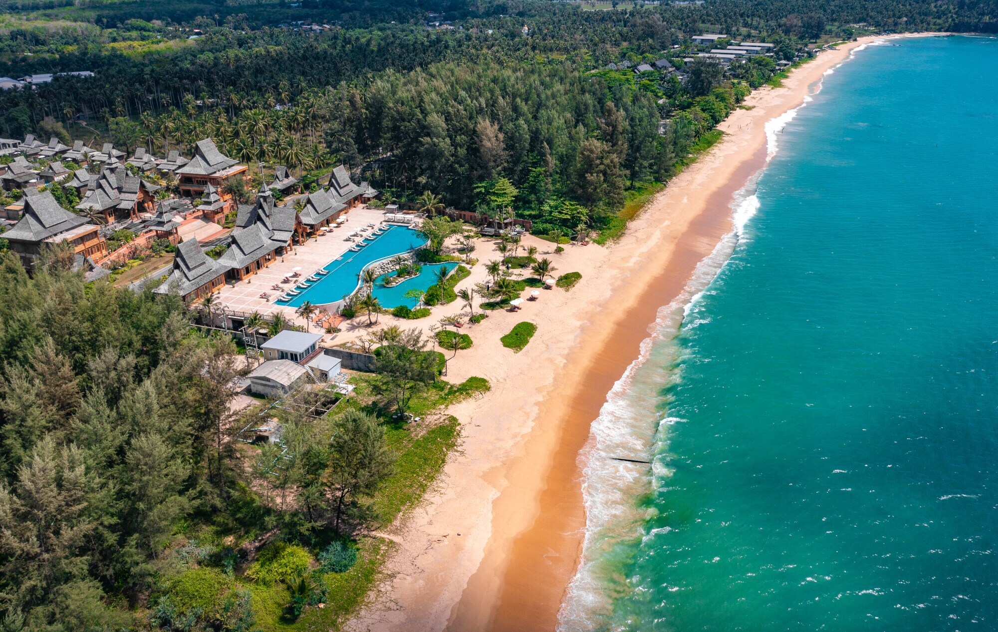 Natai Beach in Khao Lak, Provinz Phang Nga, Thailand aus der Vogelperspektive.