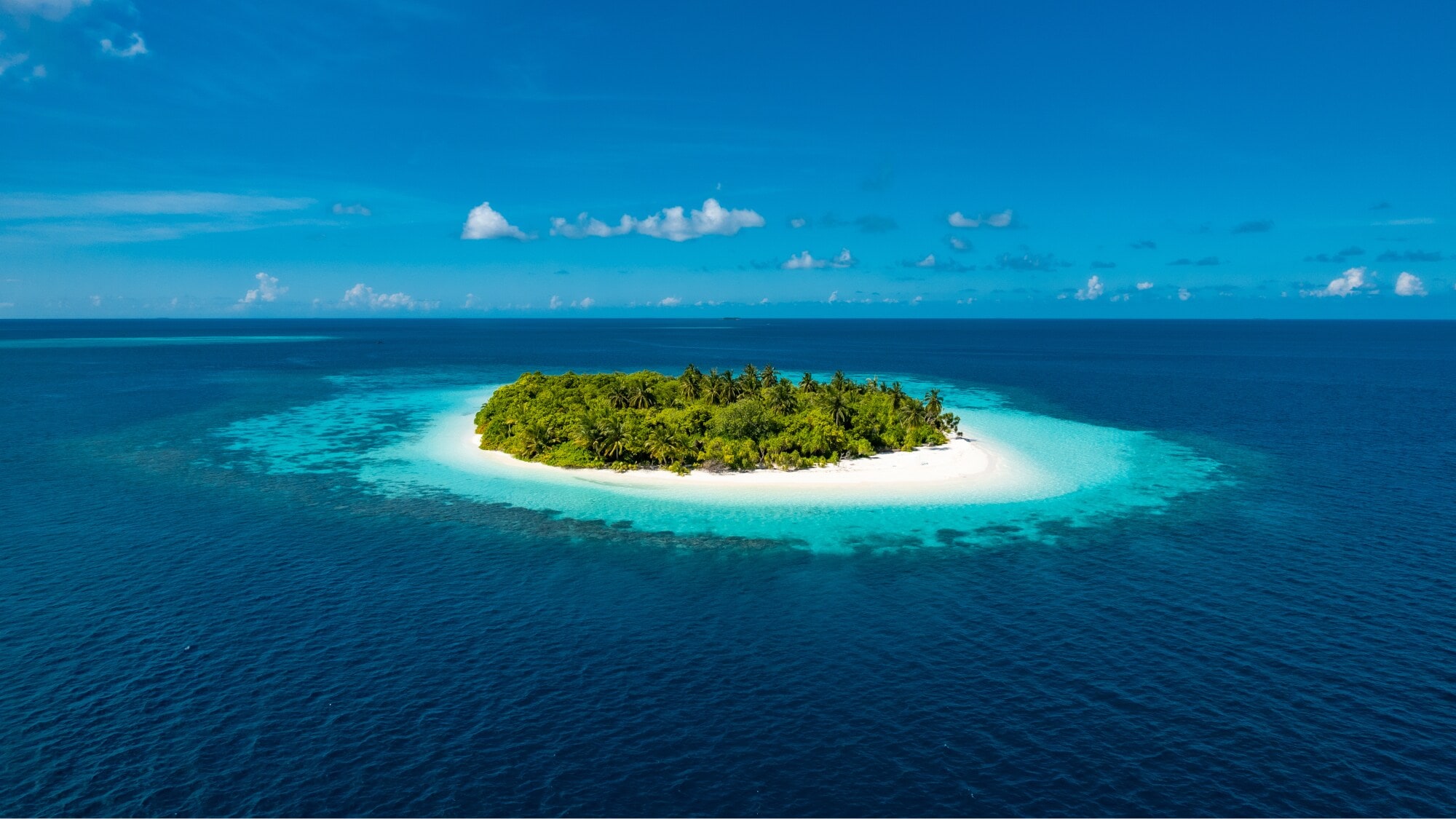 Luftansicht einer kleinen maledivischen Insel. Luftansicht einer kleinen maledivischen Insel.