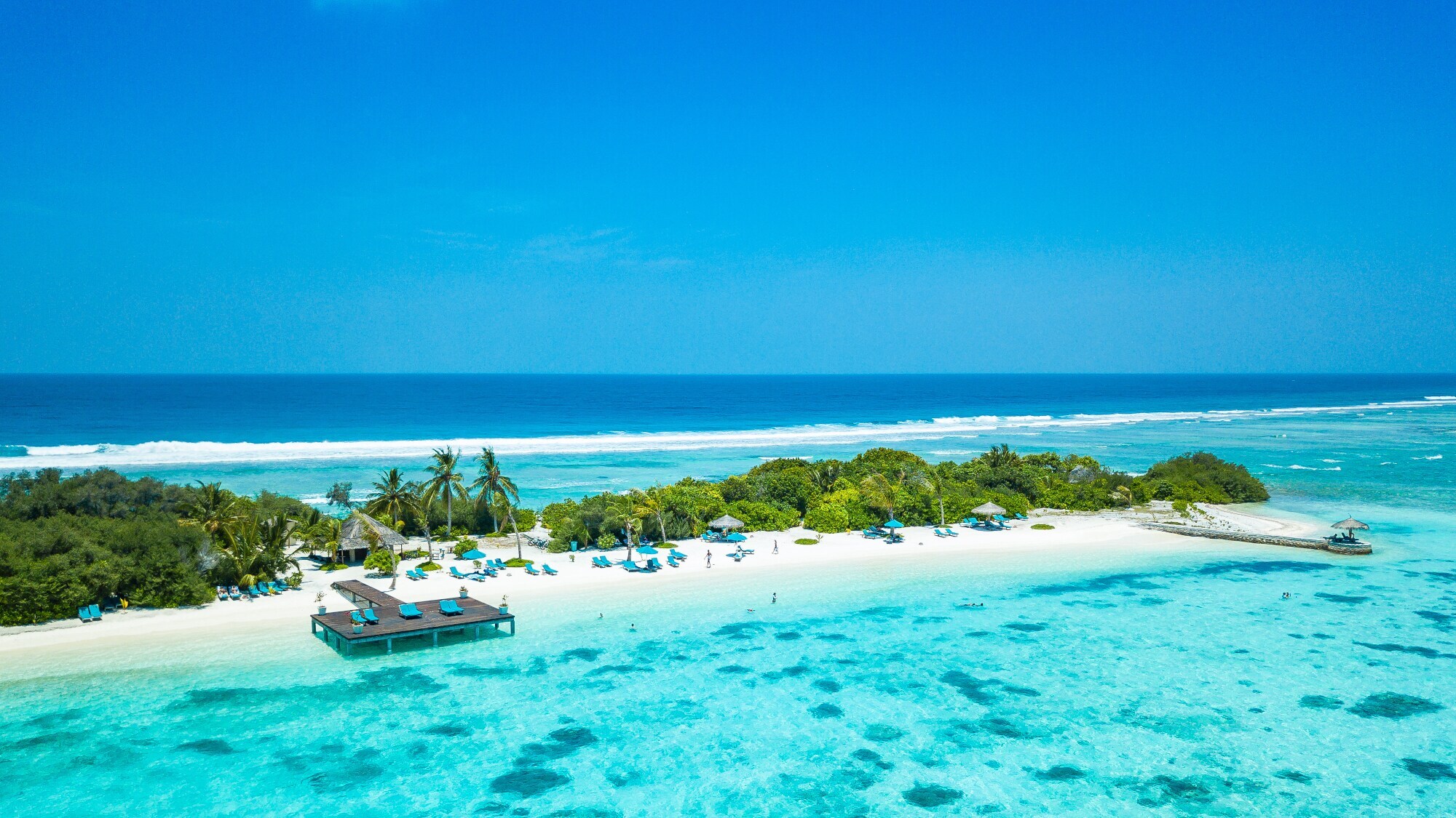 Luftaufnahme des Canareef Resorts, Herathera Island, Addu-Atoll, Malediven.