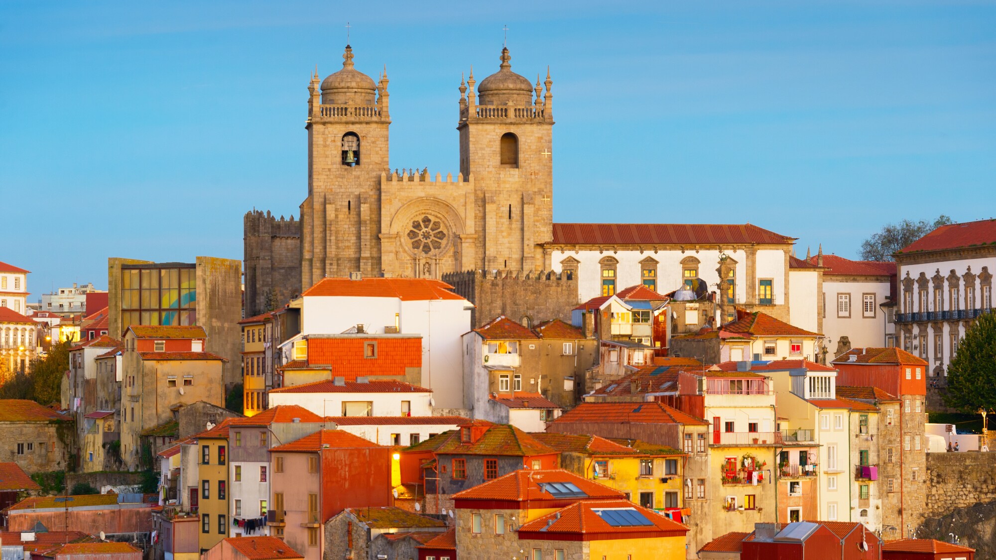 Aufnahme der Kathedrale von Porto, die über die Häuser der Altstadt hinausragt.