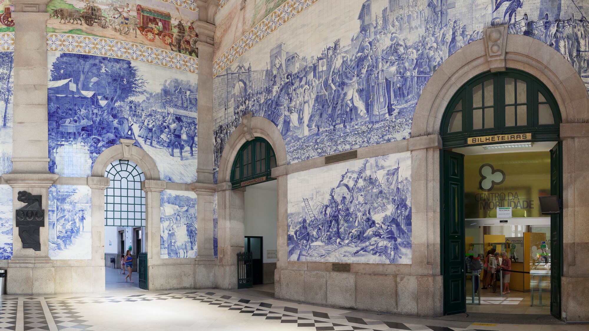 Eingangshalle des Bahnhofs São Bento in Porto, dessen Wände mit blau-weißen Keramikfliesen verziert sind. Eingangshalle des Bahnhofs São Bento in Porto, dessen Wände mit blau-weißen Keramikfliesen verziert sind.