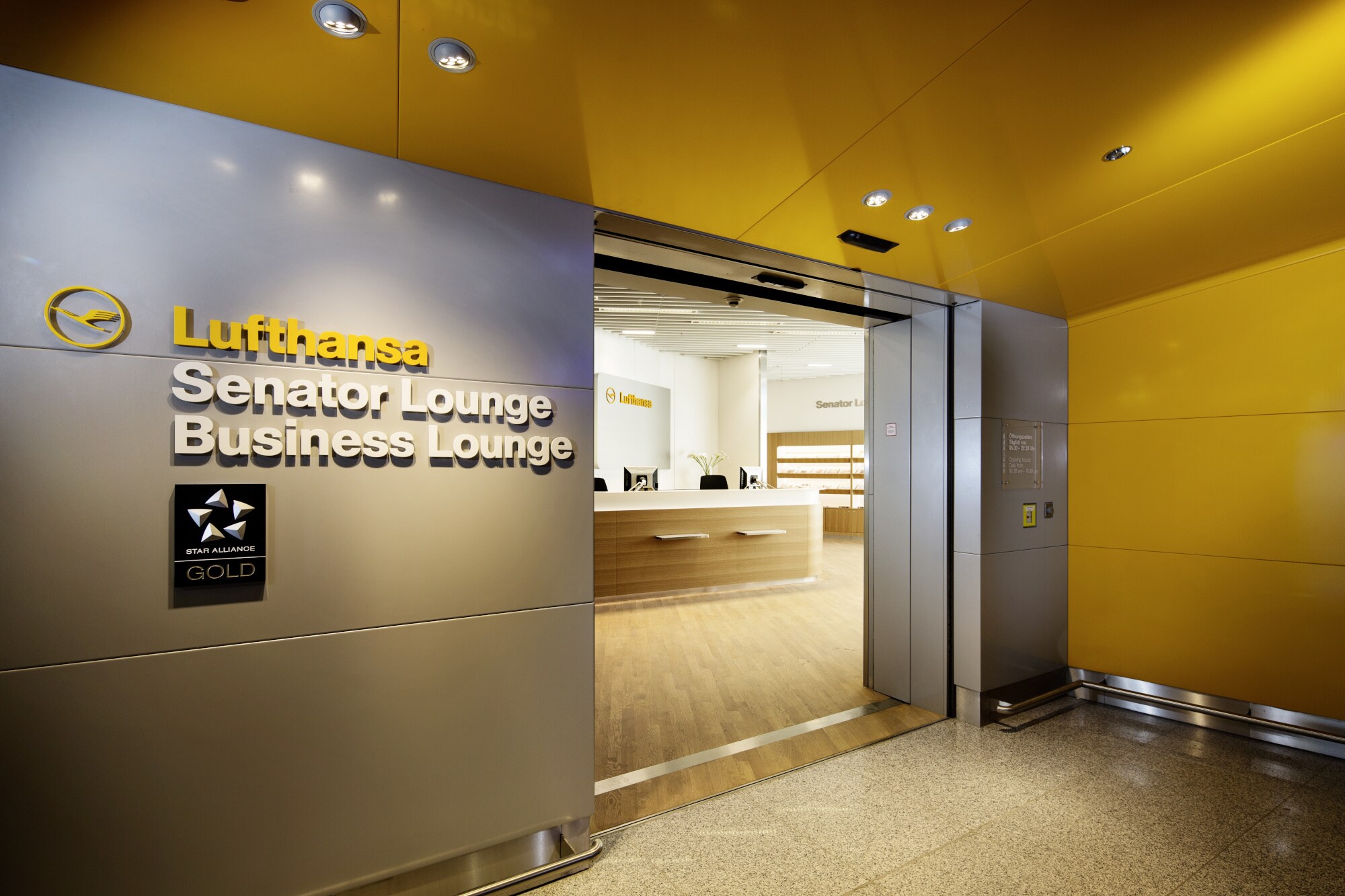 Eingangsbereich zu einer Lufthansa Senator und Business Lounge am Flughafen München