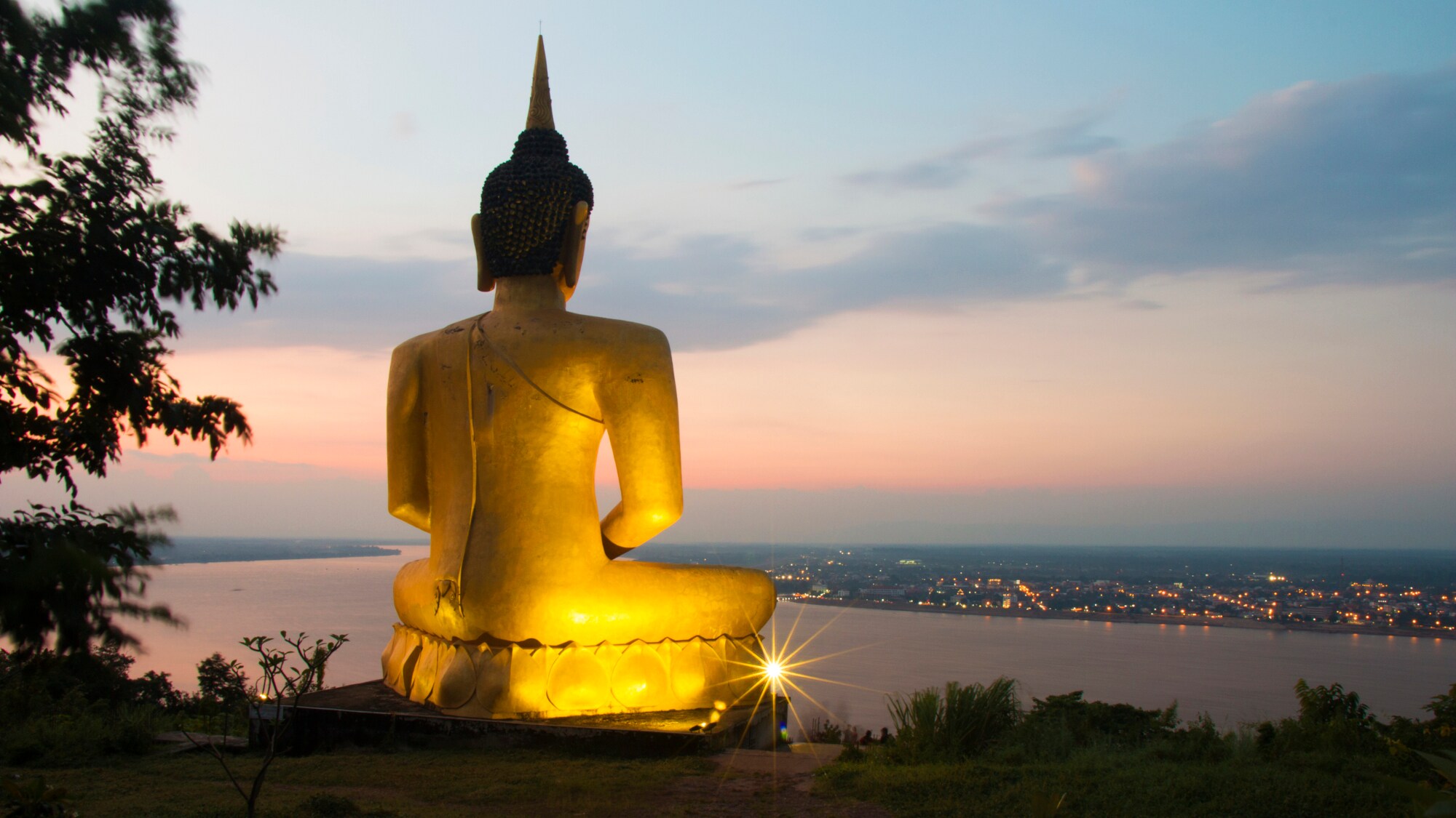 Rückansicht einer großen goldene Buddha-Statue auf einem Hügel in Pakse, Laos.