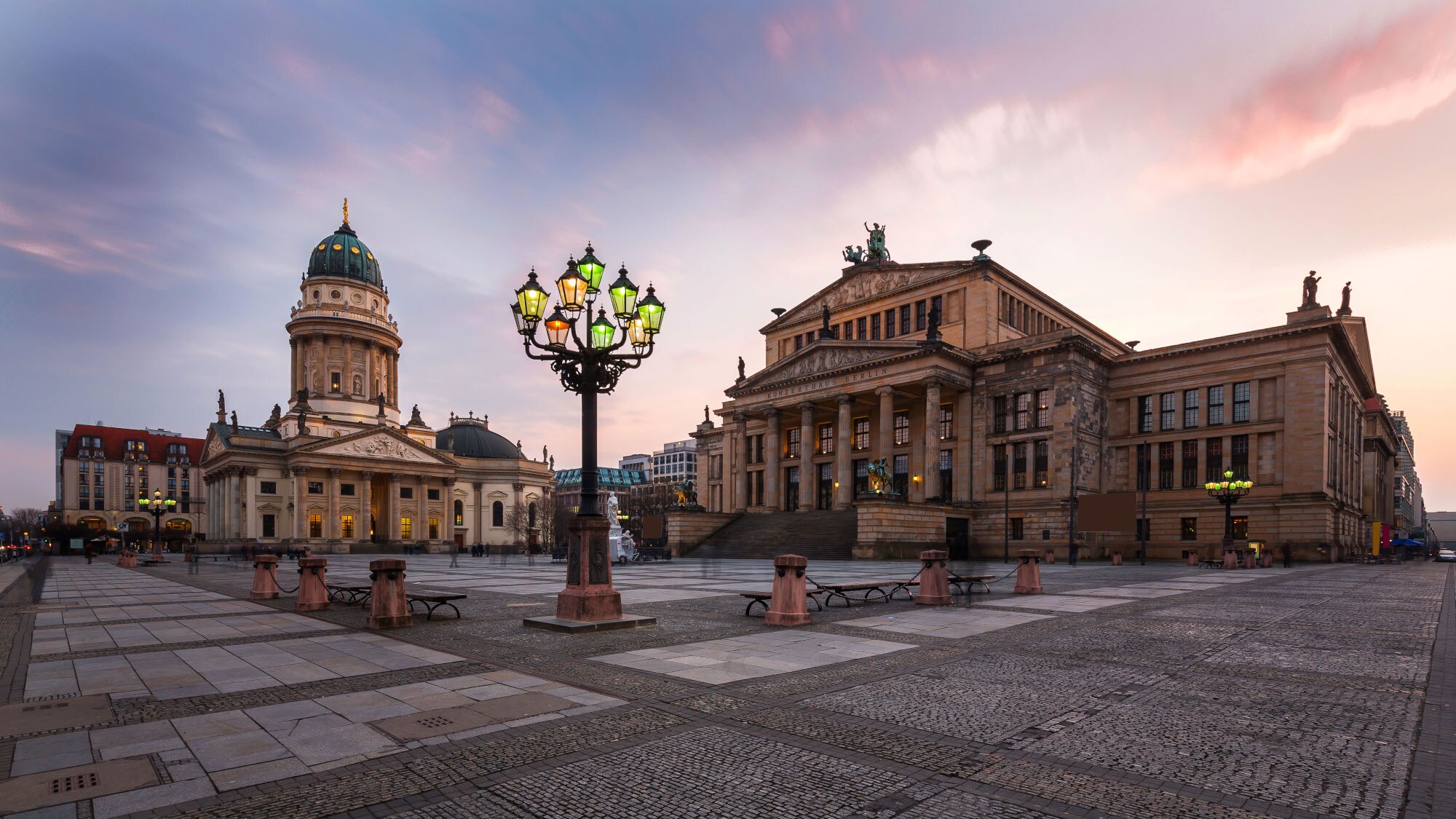 Der Berliner Gendarmenmarkt mit Dom und Schauspielhaus bei Abenddämmerung. Der Berliner Gendarmenmarkt mit Dom und Schauspielhaus bei Abenddämmerung.