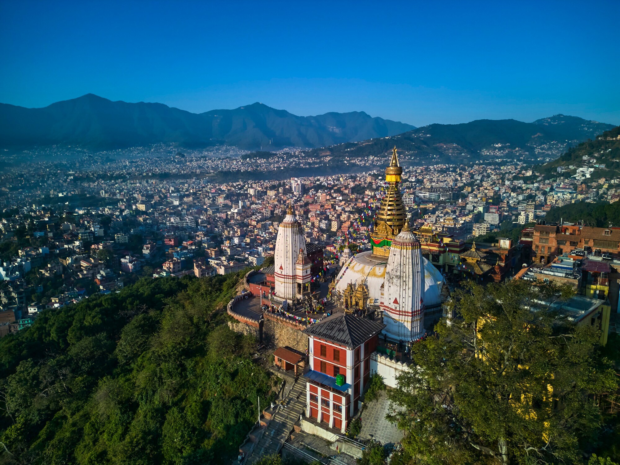 Buddhistische Tempelanlage auf einem Hügel vor Stadtpanorama von Kathmandu. Buddhistische Tempelanlage auf einem Hügel vor Stadtpanorama von Kathmandu.