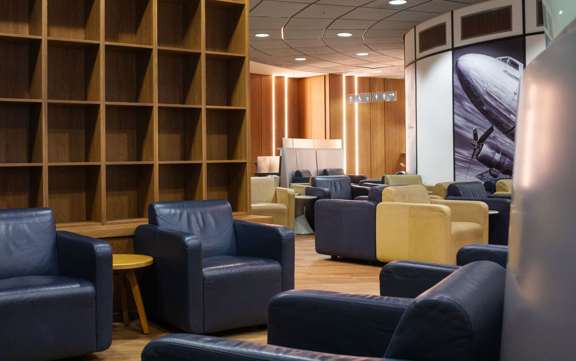 Kleine Flughafenlounge mit Ledersesseln.