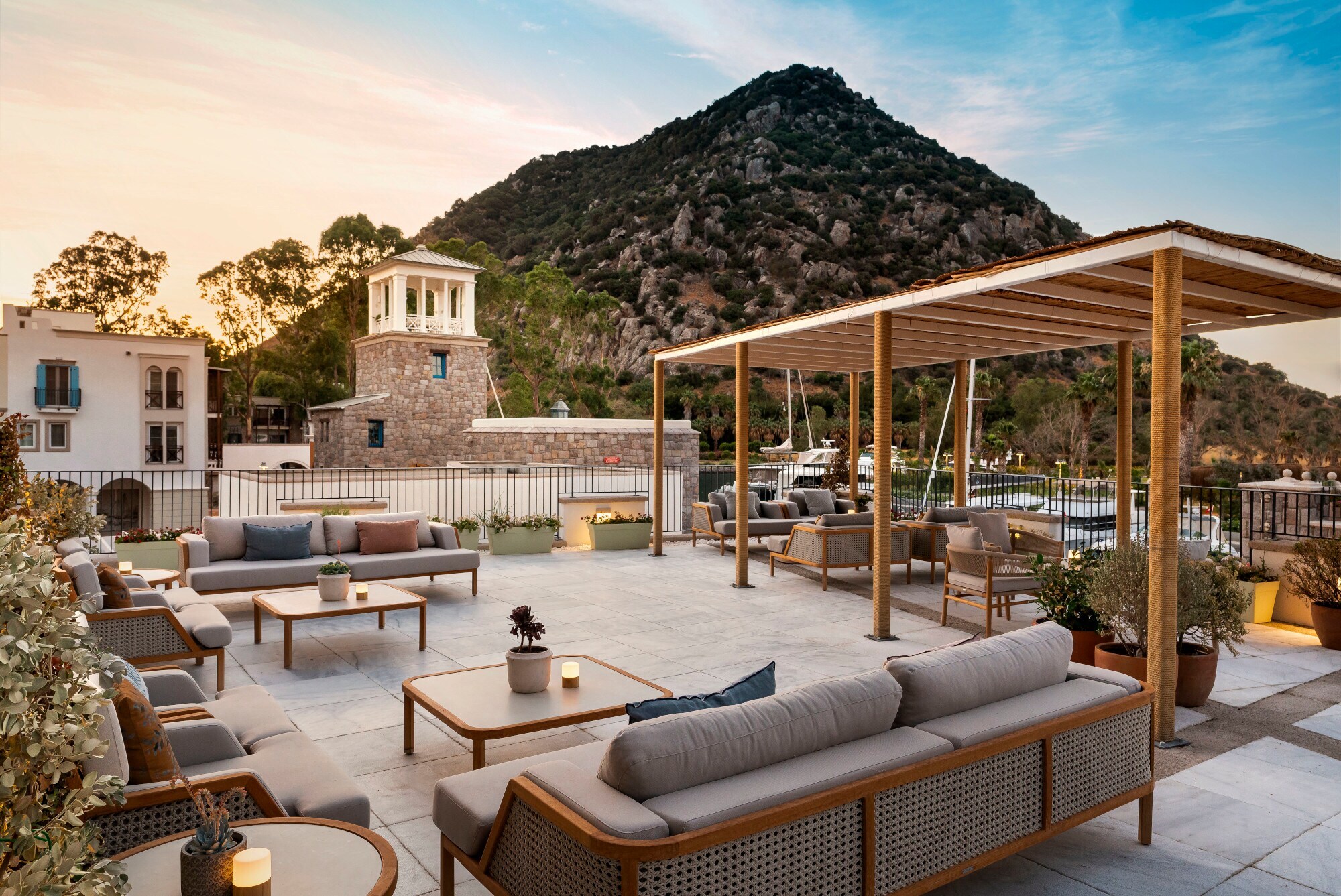 Terrasse des Hotelrestaurants mit gemütlichen Sofas und Sesseln.