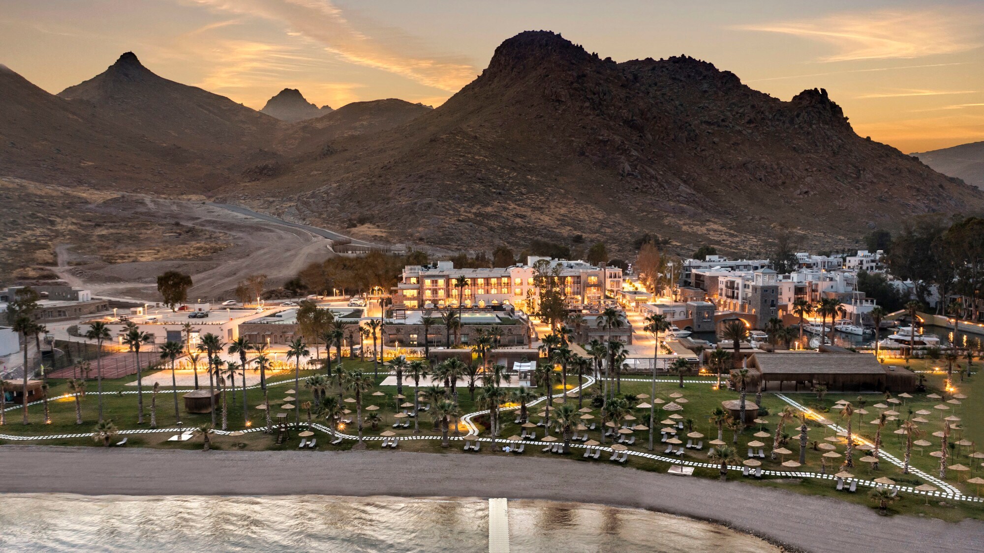 Sicht auf das Radisson Collection Hotel in Bodrum, eingebettet zwischen Bergen und Mittelmeer.