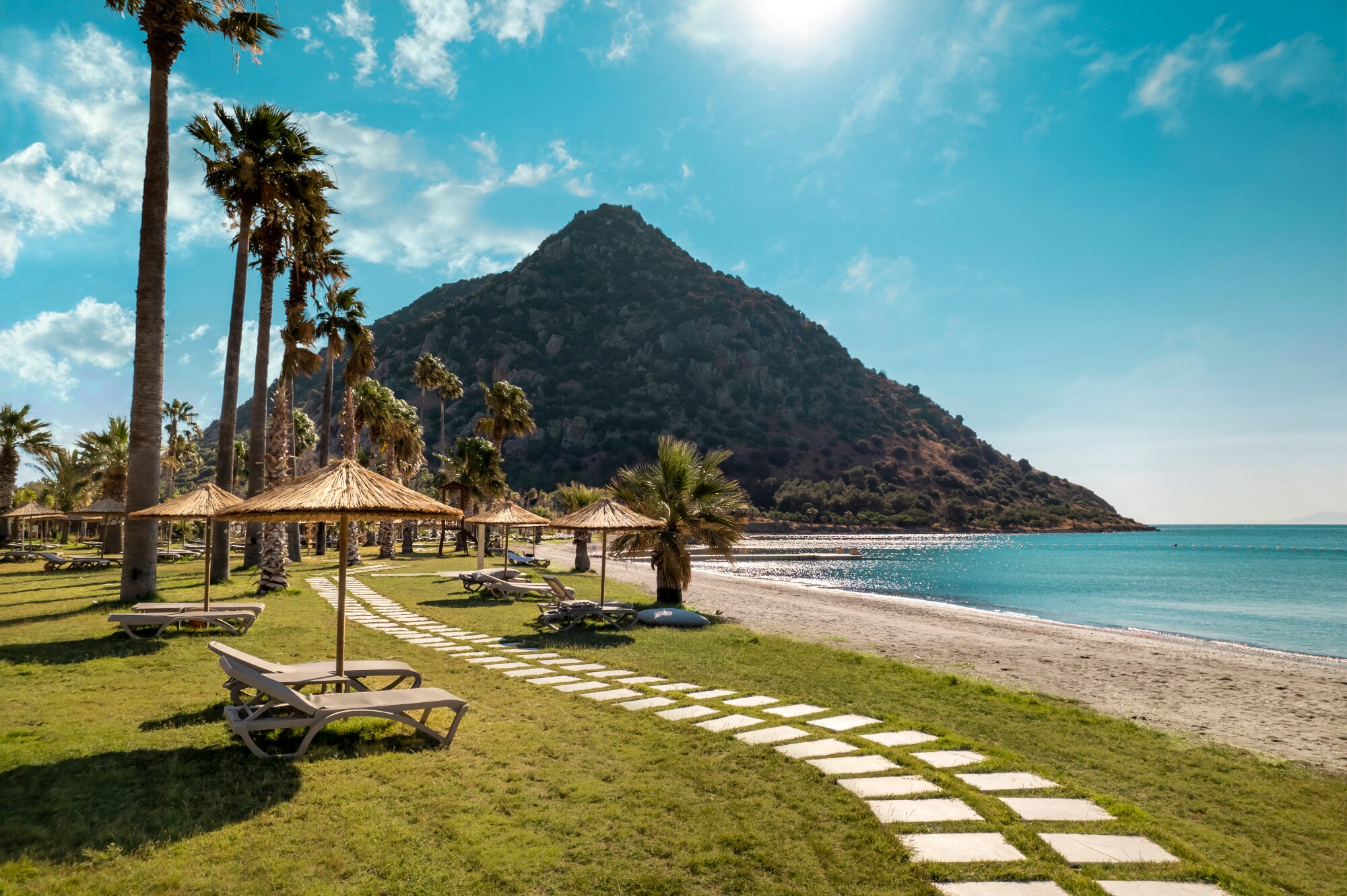 Privater Strandabschnitt des Radisson Collection Hotels in der Bucht Aspat.