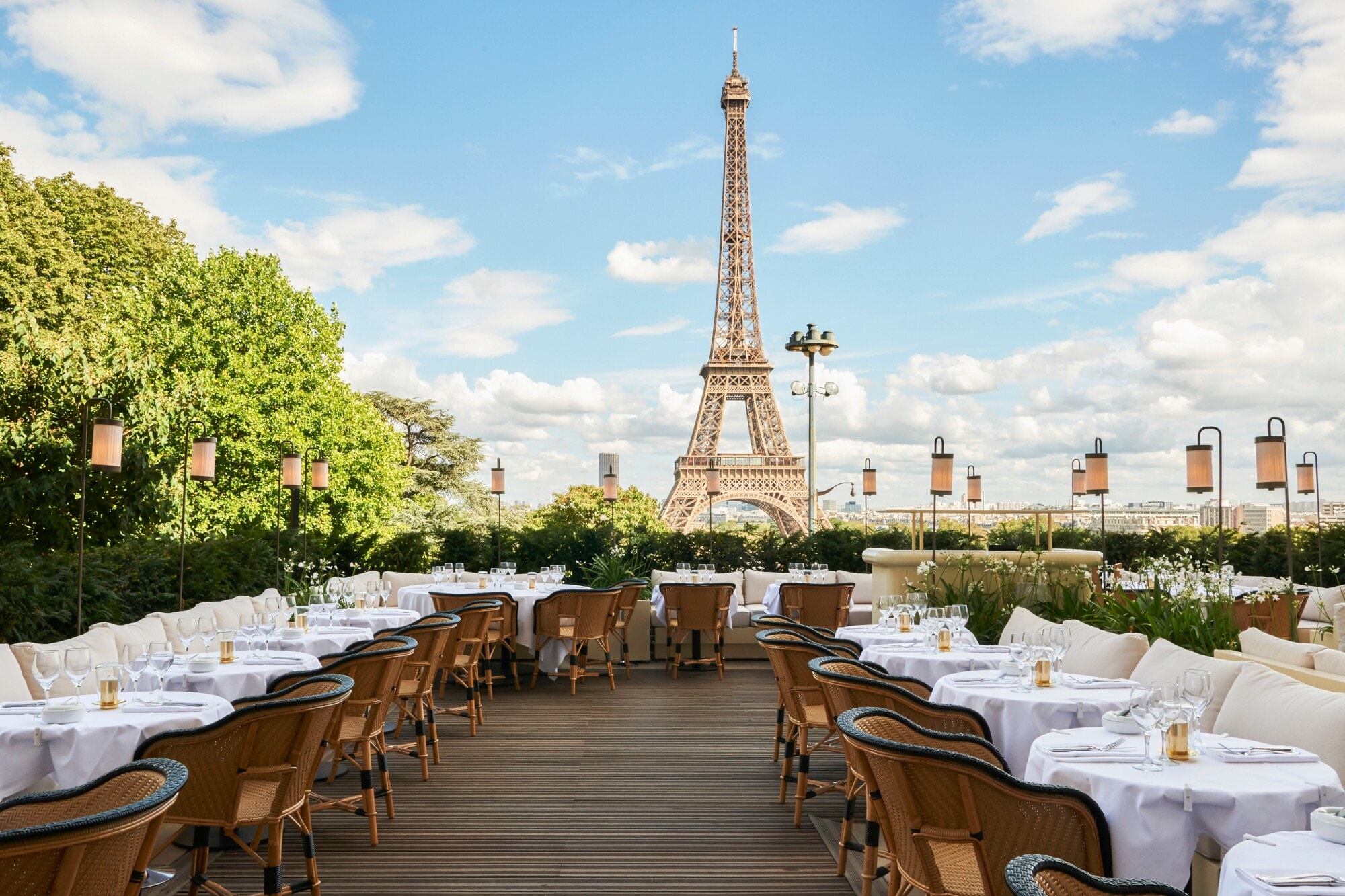 Schickes Restaurant auf einer Dachterrasse mit Blick auf den Eiffelturm. Schickes Restaurant auf einer Dachterrasse mit Blick auf den Eiffelturm.