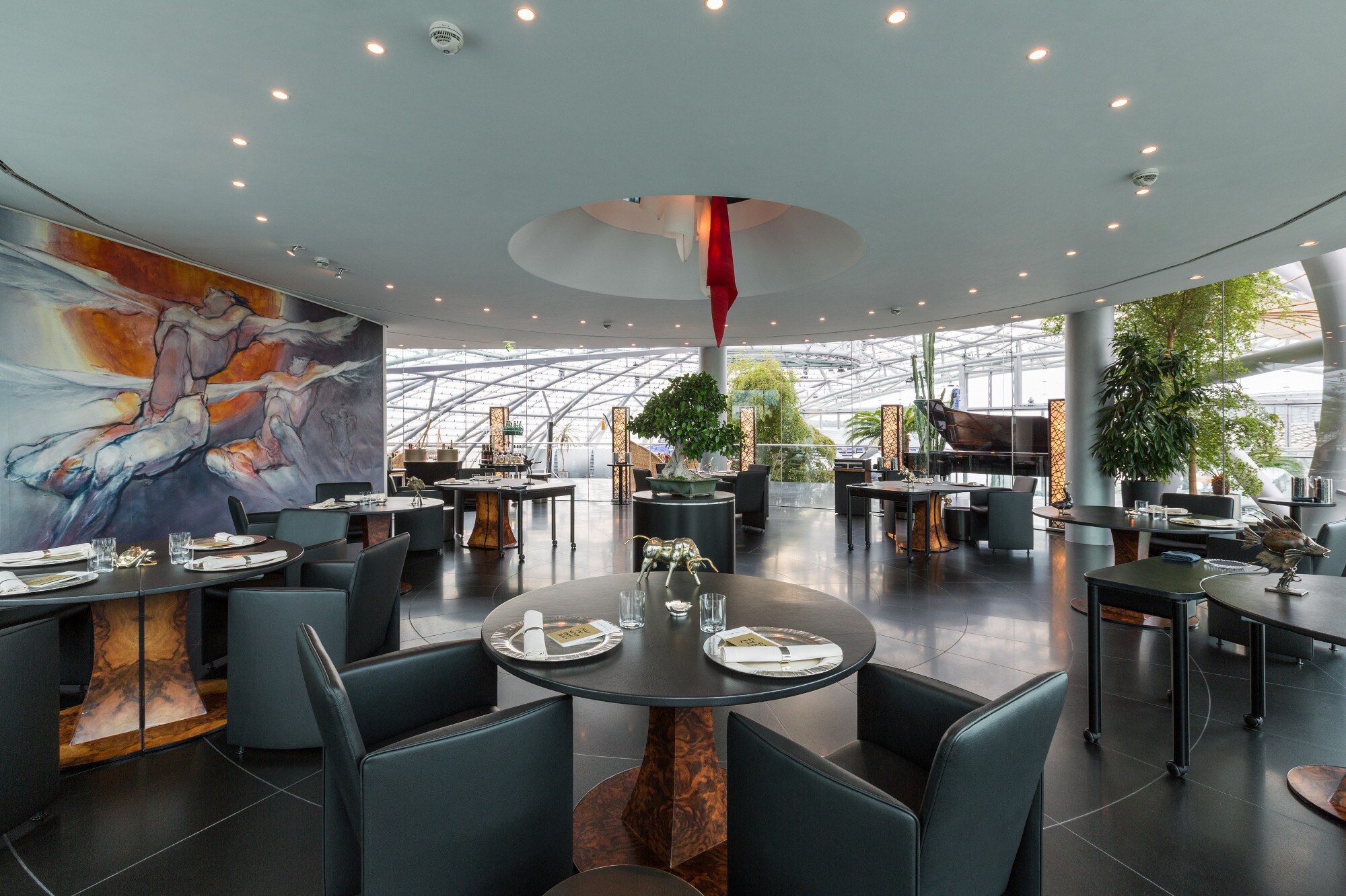 Restaurant in einem runden, modernen Gebäude mit Glaskuppel. Restaurant in einem runden, modernen Gebäude mit Glaskuppel.