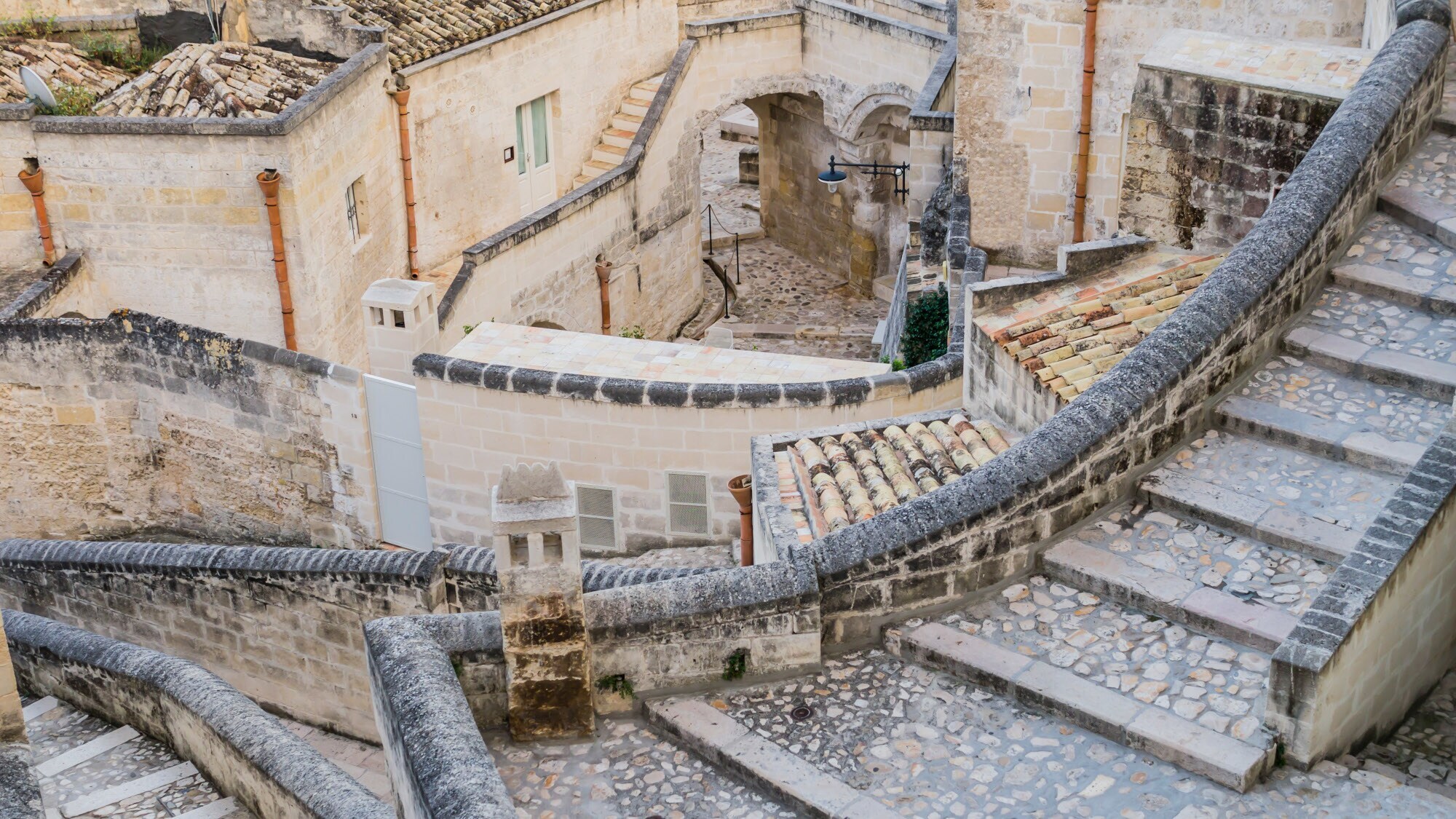 Mittelalterlicher Ortskern mit verschachtelten Treppen und Gassen aus Stein. Mittelalterlicher Ortskern mit verschachtelten Treppen und Gassen aus Stein.