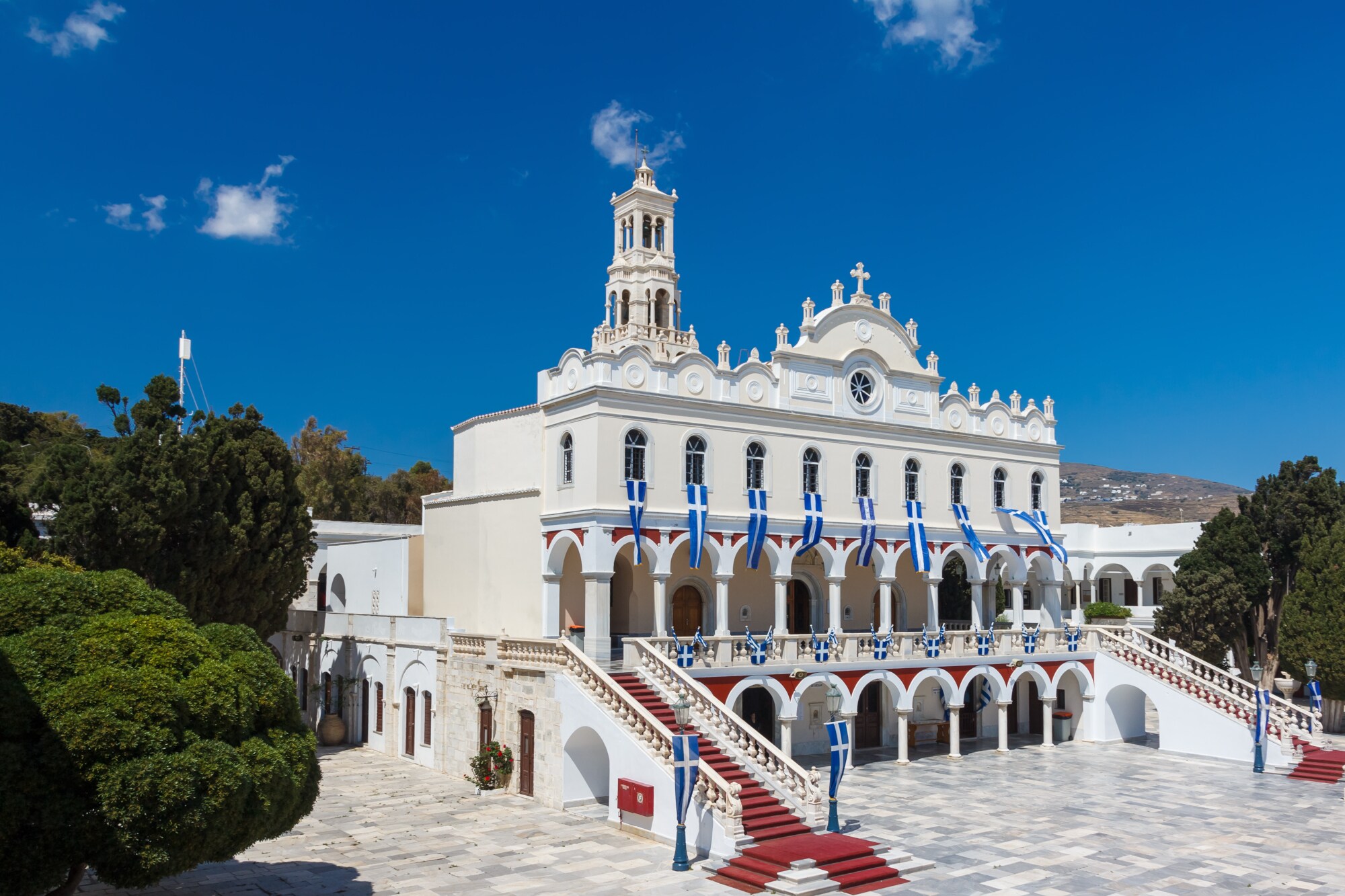 Orthodoxe Wallfahrtskirche mit neoklassizistischer Fassade aus hellem Stein.