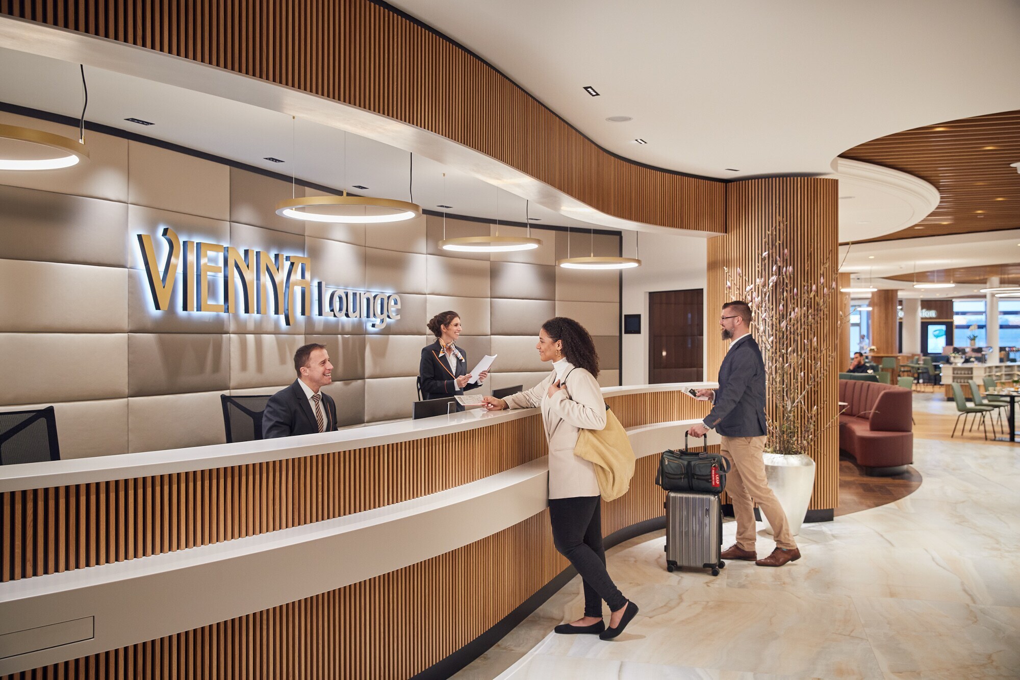Personen am Empfang einer modernen Vienna Flughafenlounge.