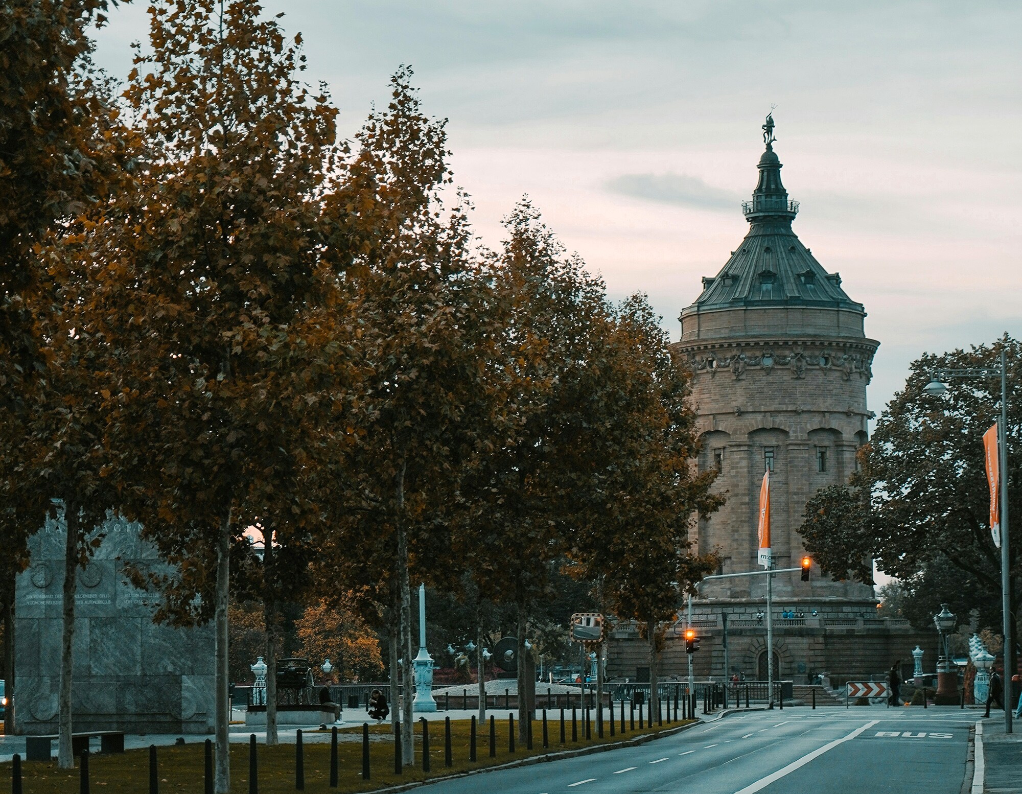 Das Bild zeigt den Wasserturm, das Wahrzeichen Mannheims.