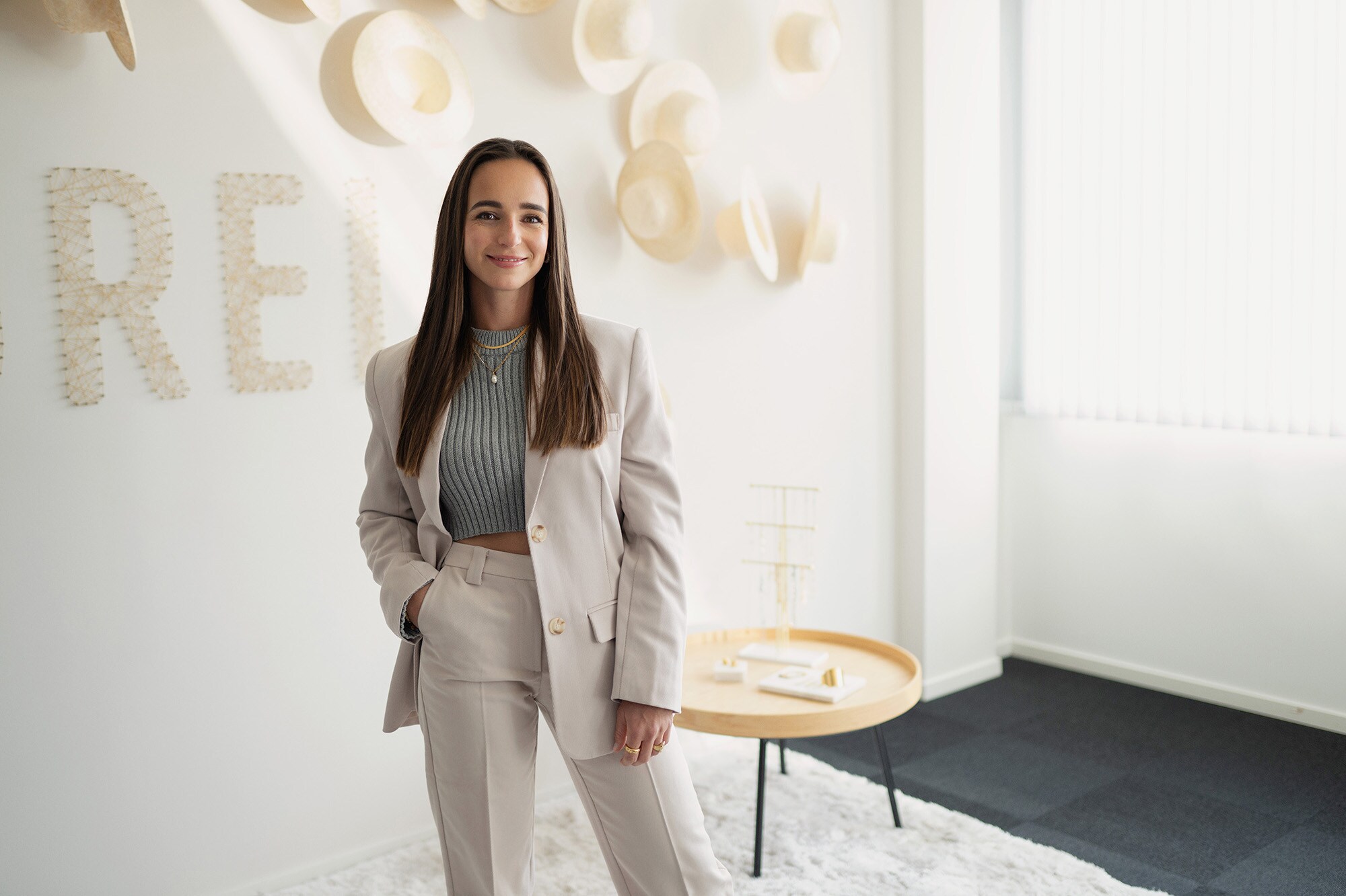 PURELEI im Spotlight: alles zu Idee, Gründung & Erfolg Alisa Jahnke, Co-Founderin von PURELEI steht in ihren Geschäftsräumen.