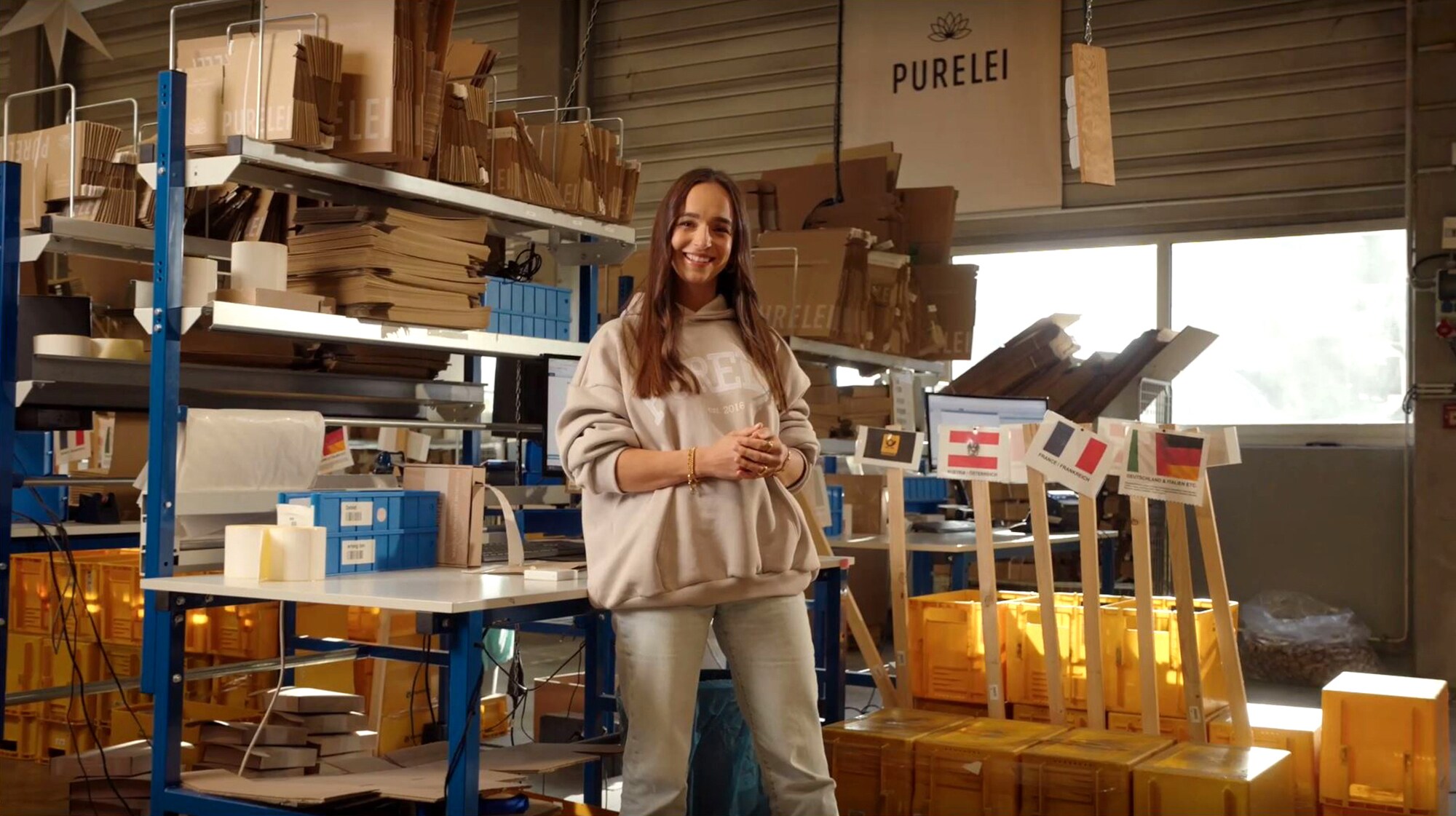 Aloha-Spirit: zu Besuch bei Alisa Jahnke von PURELEI Alisa Jahnke, Co-Founderin von PURELEI steht in einem Lagerraum.