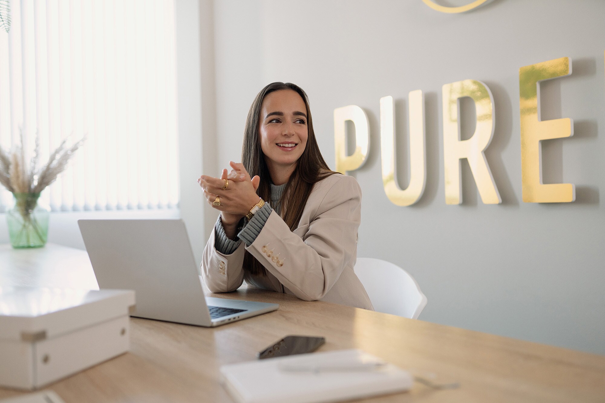 Die Vereinbarkeit von Familie und Beruf muss im Unternehmen gelebt werden Alisa Jahnke, Co-Gründerin von PURELEI sitzt an ihrem Arbeitsplatz.
