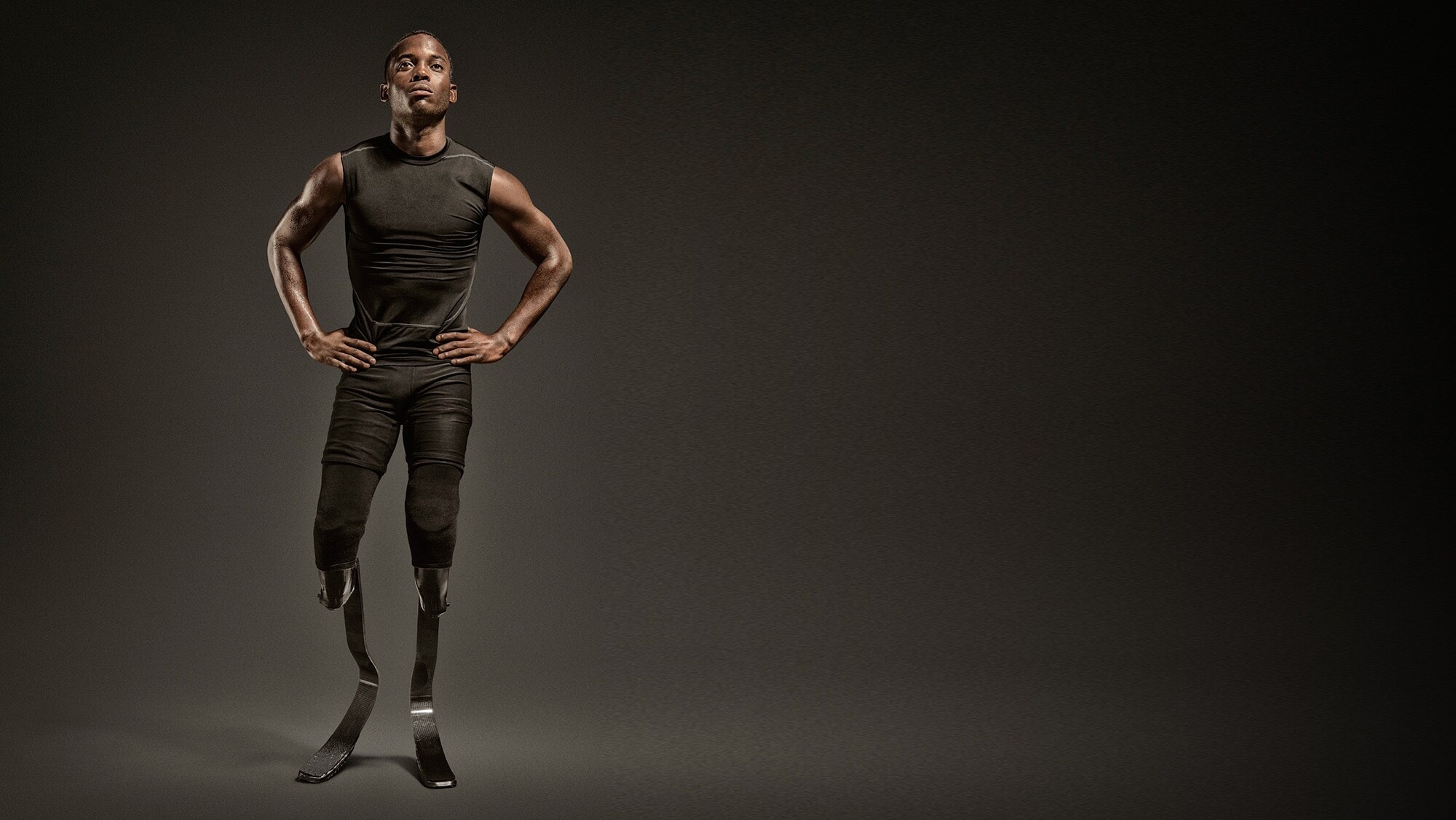 5 Motivationstipps für mehr Erfolg im Business Blake Leeper, Olympiateilnehmer für Team USA, steht in einem Fotostudio.