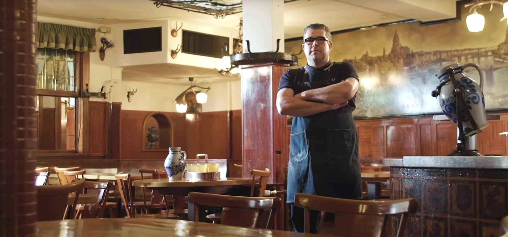 American Express Merchant Story „zum Gemalten Haus“ Andreas Rupf, Koch und Geschäftsführer vom Gemalten Haus steht im Gastraum seines Lokals.