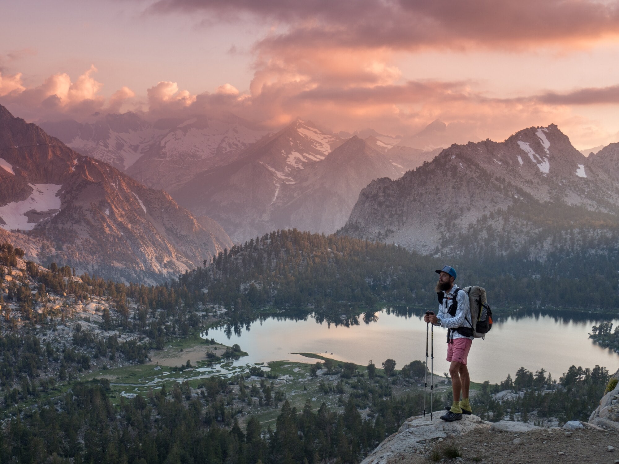 Auf 8.500 Kilometern zu neuen Impulsen: 5 Business-Tipps von Florian Astor Florian Astor genießt die Aussicht oberhalb eines Bergsees während seiner Wanderung durch Neuseeland.
