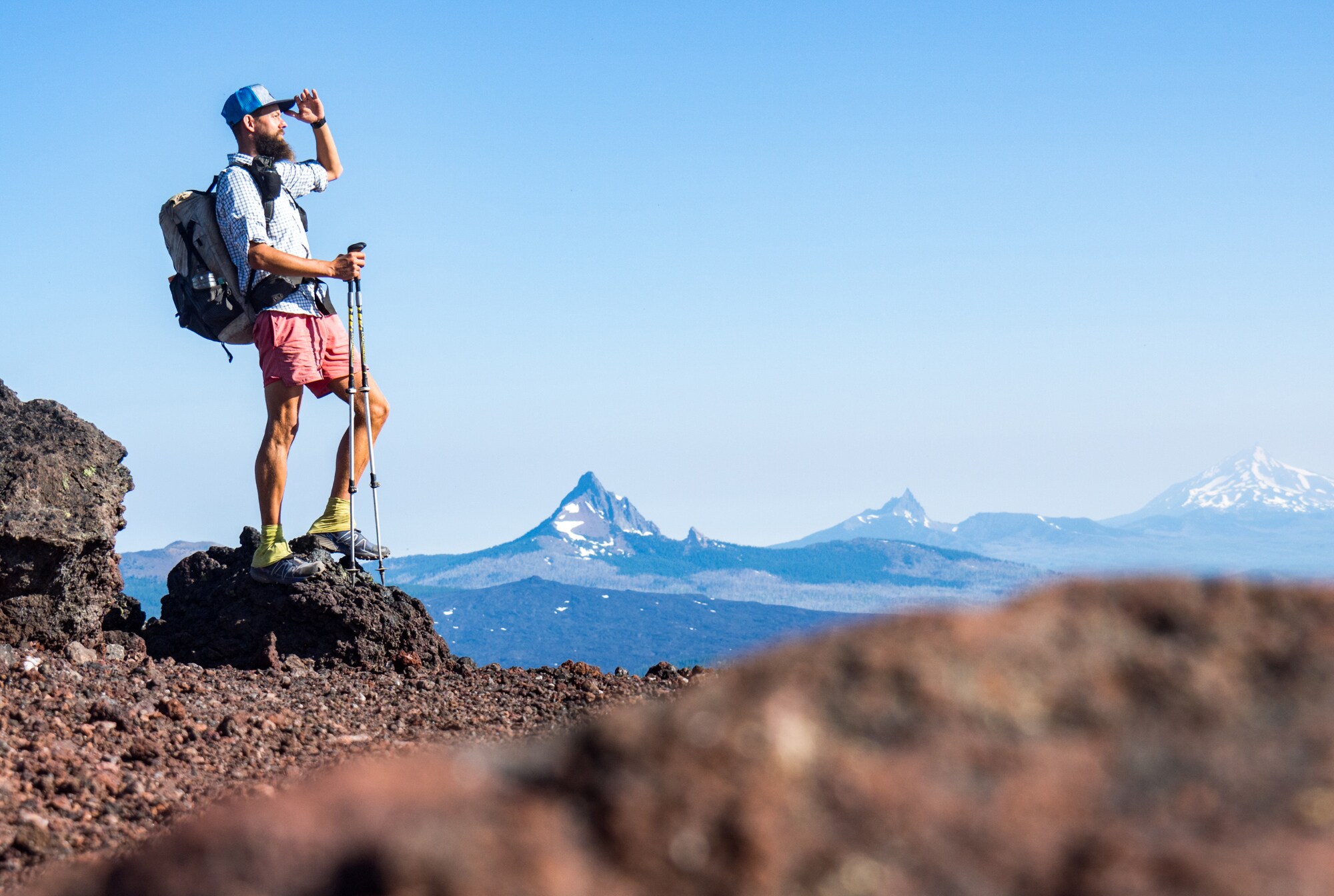 Florian Astor schaut auf seiner Wanderung in Neuseeland in die Ferne.