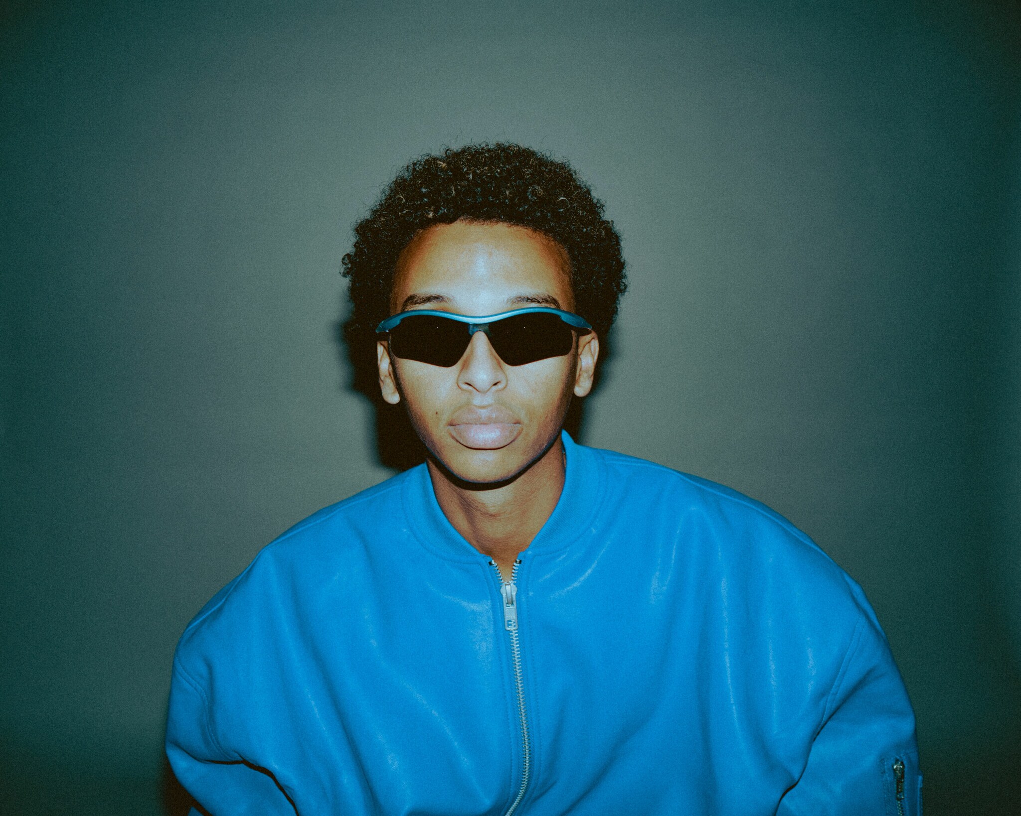 Portraitbild des DJs und Produzenten Temry mit blauer Lederjacke und Sonnenbrille